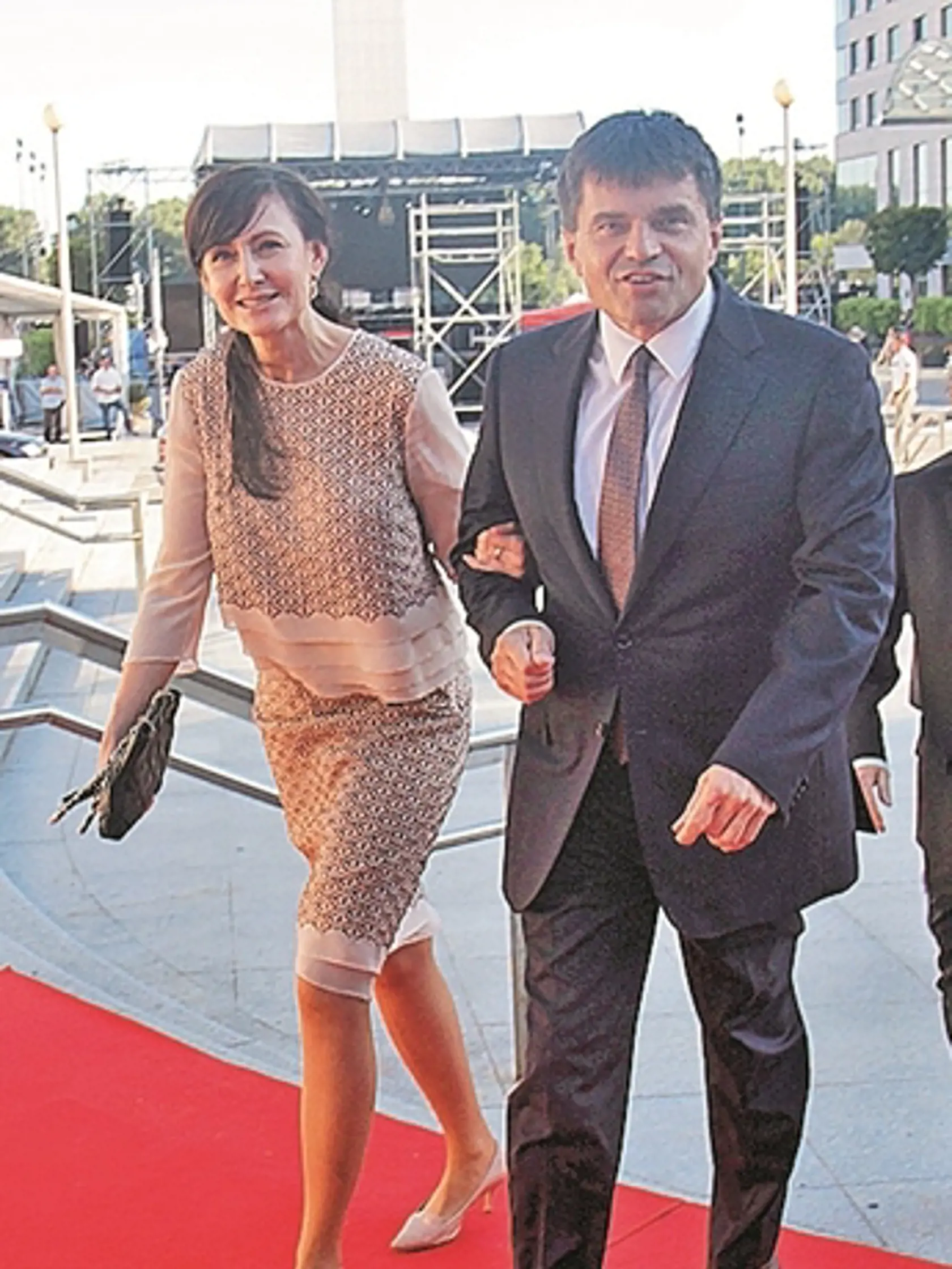 Viera Plavčanová, manželka ministra školstva: Veľmi pekný výber kompletu. Tón v tóne pôsobí elegantne. Skvelé zladenie aj s topánkami. Iná, výrazná kabelka je výborná voľba. Nie som si istá chvostíkom.