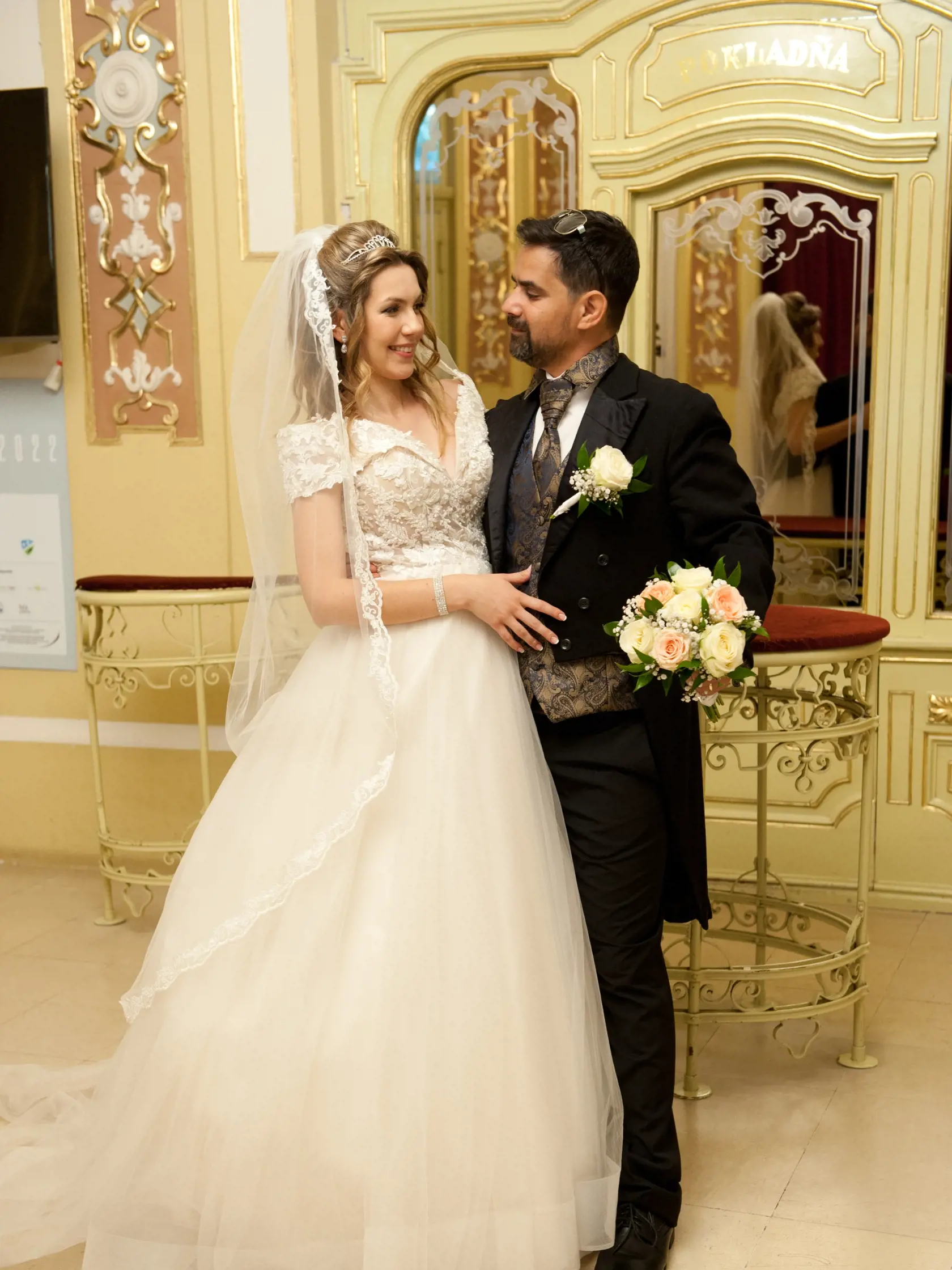 Snúbenci František a Lucia Laura sa pred obradom fotili v Štátnom divadle v Košiciach, kde bývalý chovanec Detského domova v Šarišských Michaľanoch pôsobí ako herec.