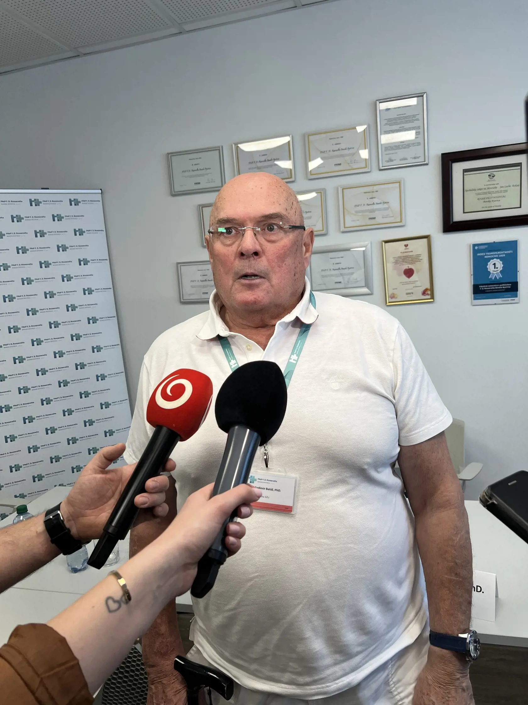 „S tromi robotickými systémami sme schopní vykonávať operácie naraz na troch operačných sálach v troch rôznych odbornostiach. To znamená lepšiu dostupnosť šetrnej chirurgickej liečby a rozšírenie spektra vykonávaných zákrokov,“ uviedol Vladimír Baláž, vedúci Centra robotickej chirurgie.
