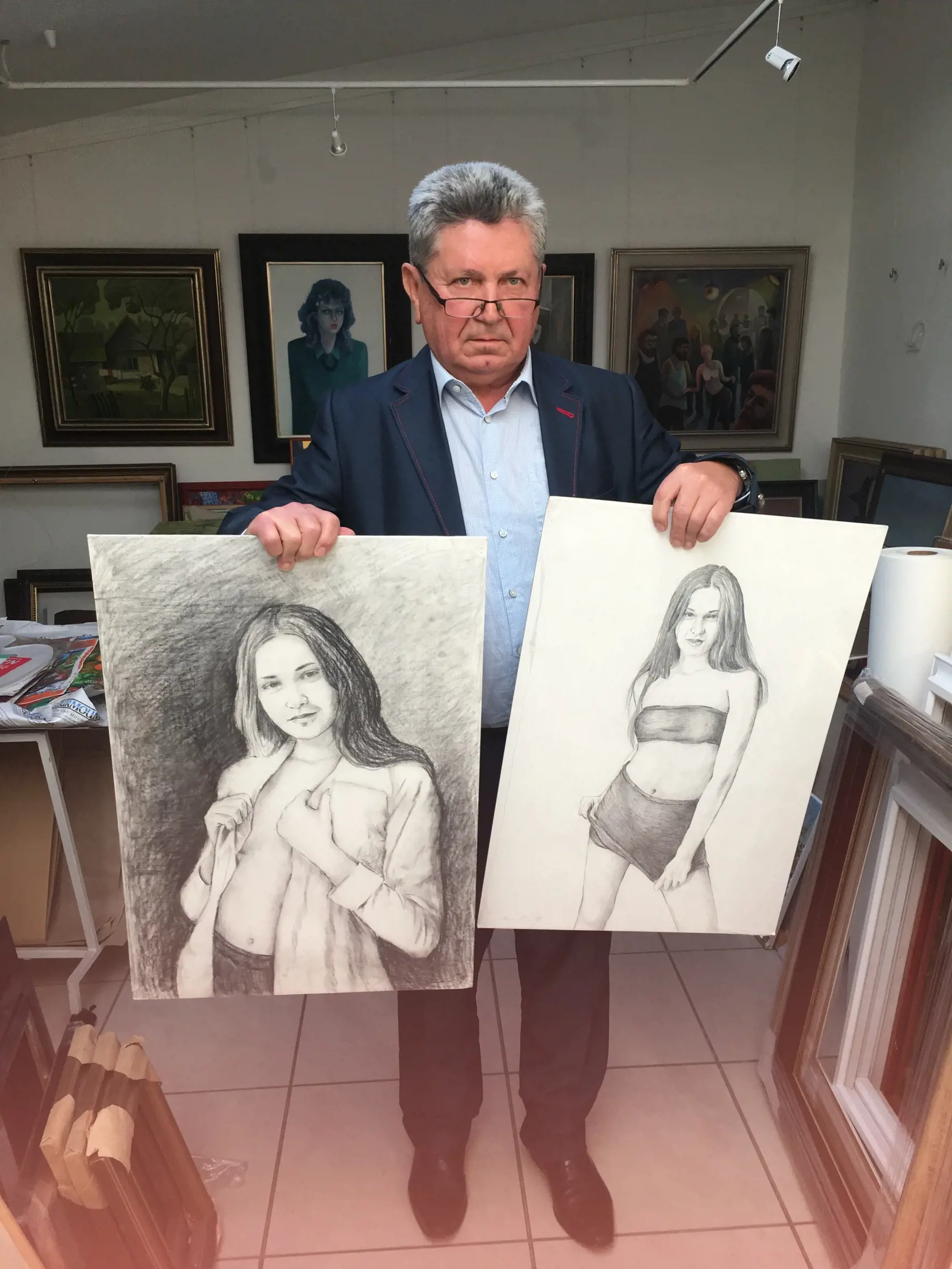 Andrej Smolák s kreslenými portrétmi Violy Macákovej, vznikli pred 20 rokmi. Z diel Violy plánuje v budúcnosti zorganizovať výstavu. A namaľovať ju svojim ikonickým rukopisom.