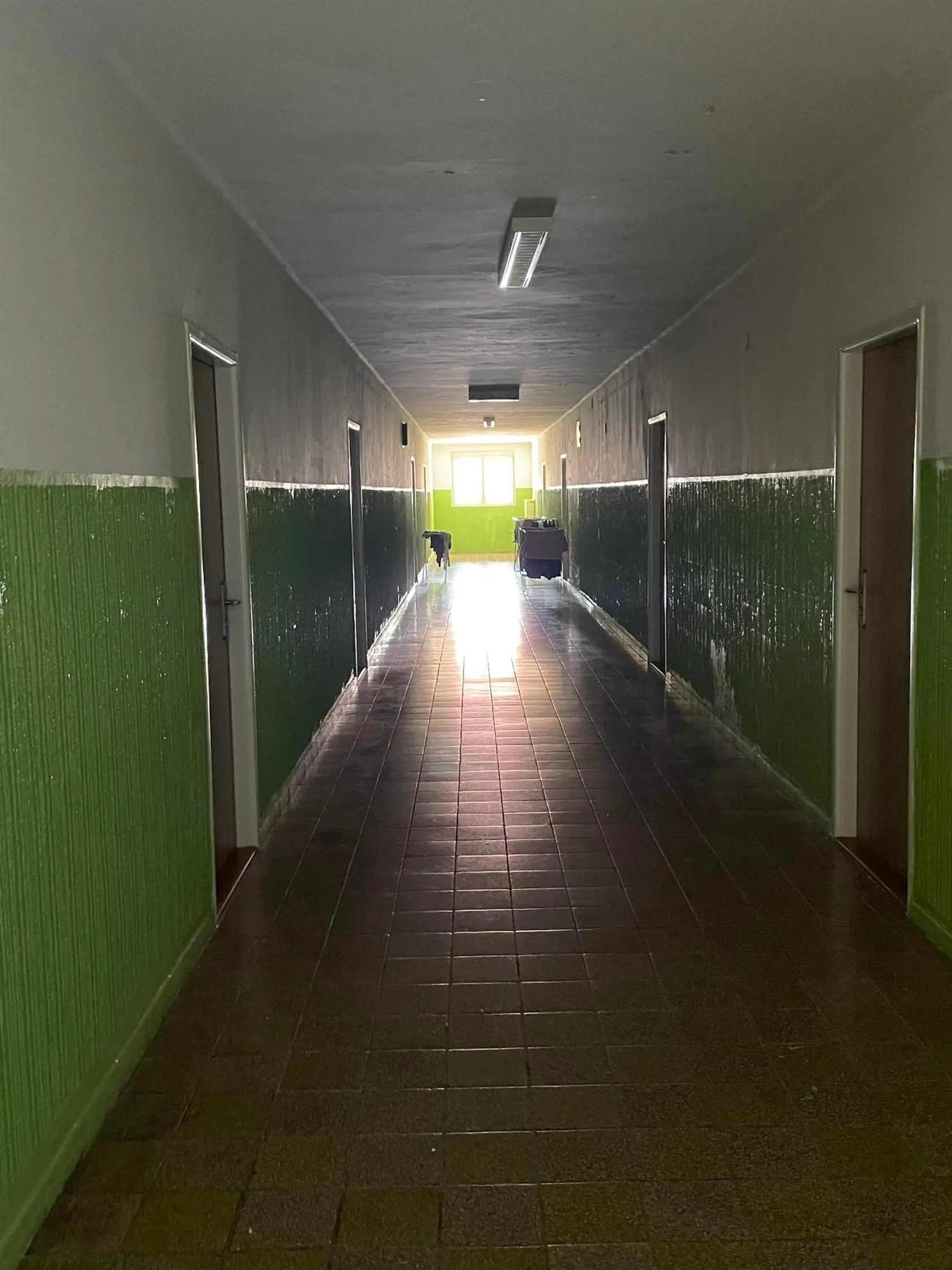 Na tejto chodbe na internáte Mladá Garda bývala nebohá študentka.