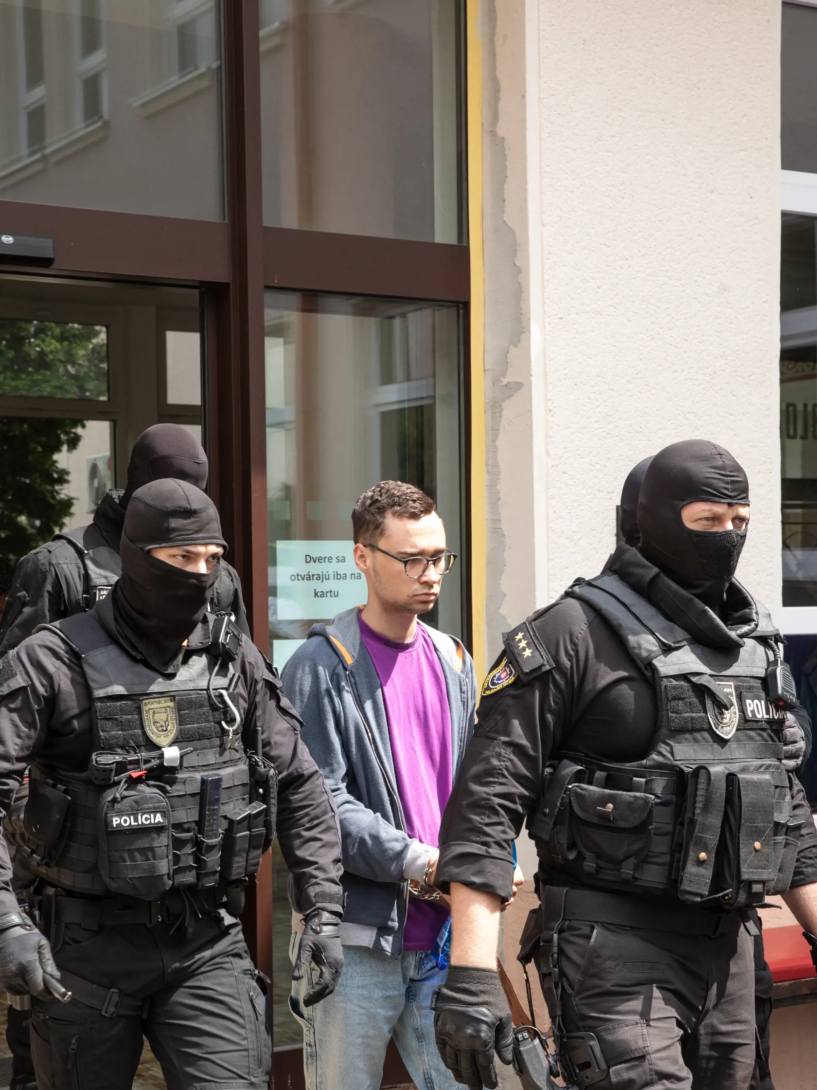 Na snímke je Volodymyr ktorý sa priznal k vražde ukrajinskej študentky Mariie na bratislavskom internáte Mladá Garda. Volodymyr objasňoval polícii podrobnosti na mieste činu.