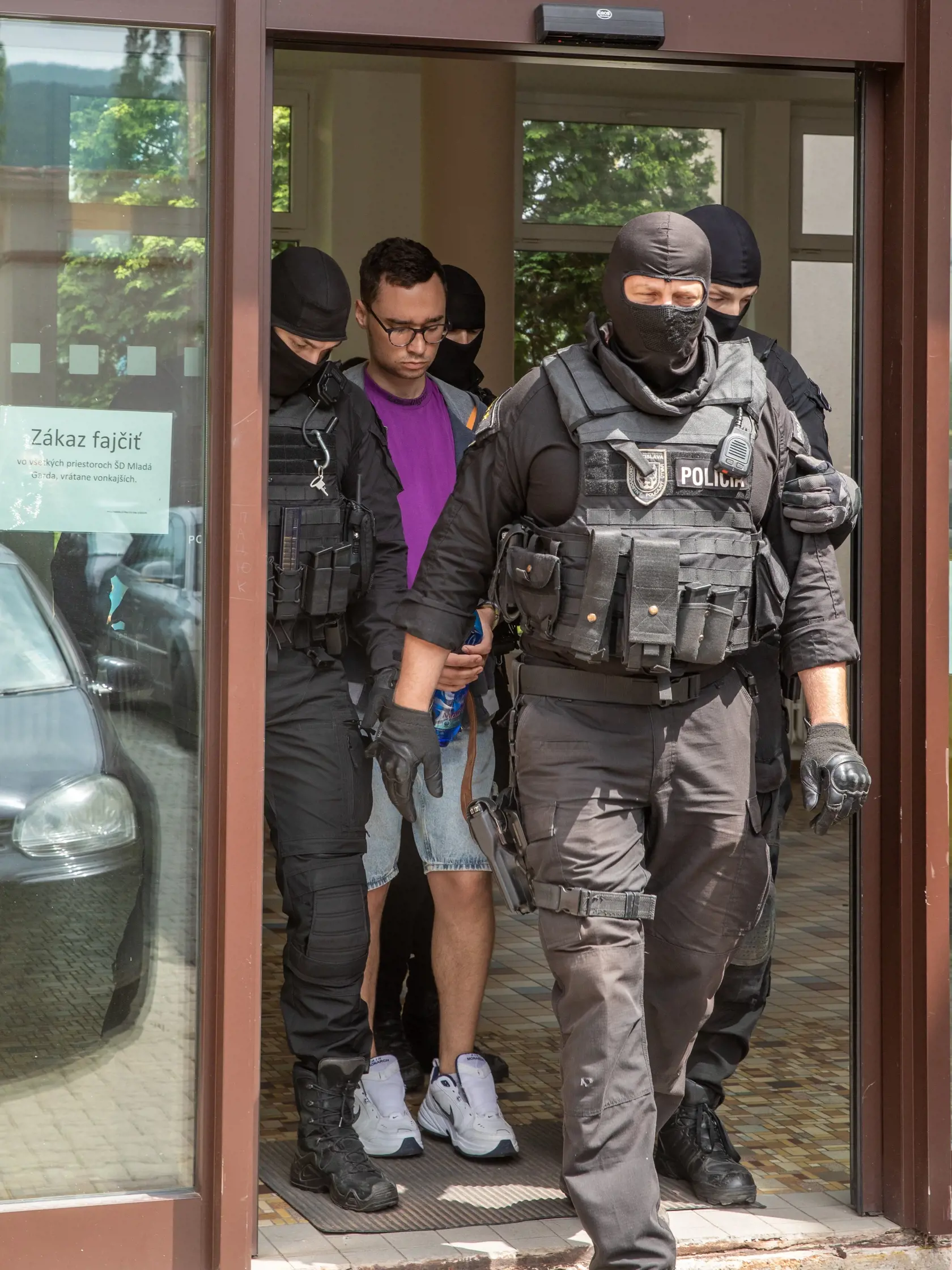 Na snímke je Volodymyr ktorý sa priznal k vražde ukrajinskej študentky Mariie na bratislavskom internáte Mladá Garda. Volodymyr objasňoval polícii podrobnosti na mieste činu.
