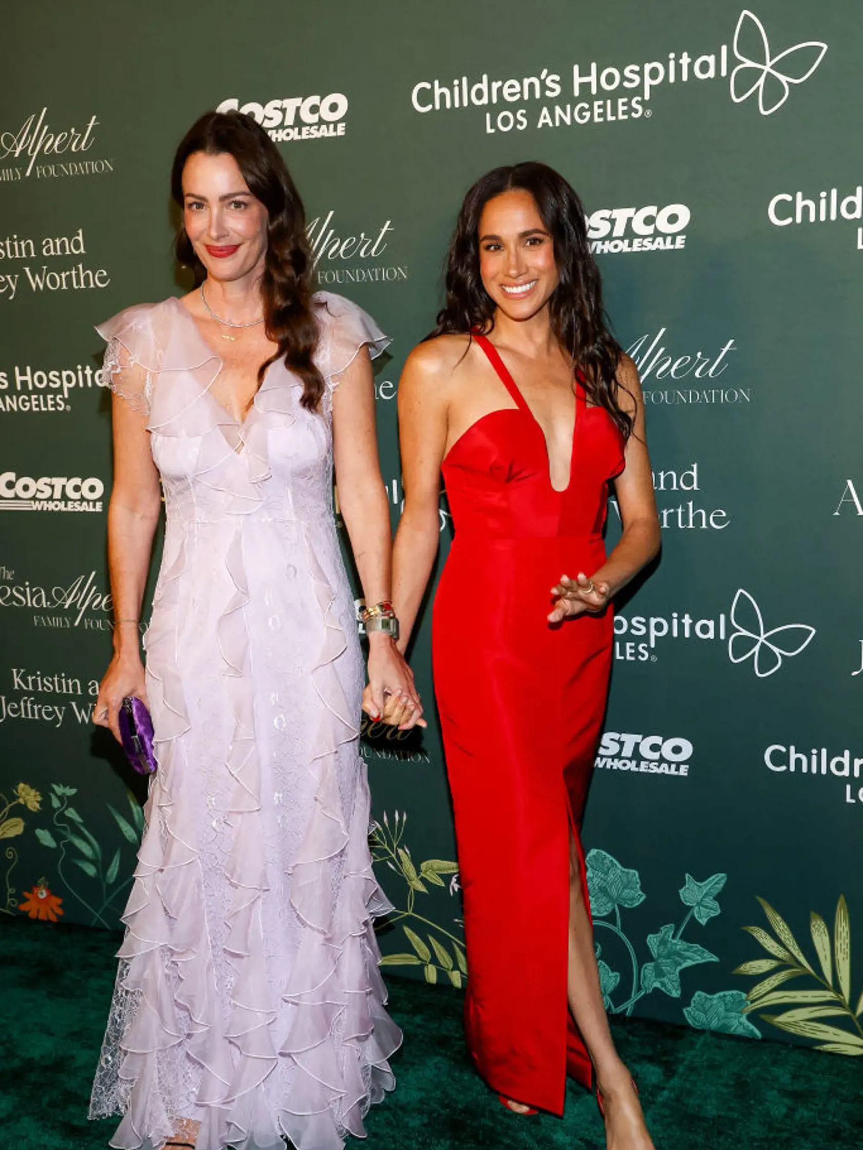 Meghan Markle počas galavečera pre detskú nemocnicu v Los Angeles nevyzerala, že by bez Harryho nejako trpela. Naopak, veľmi si svetlá reflektorov užívala. Žiarlila v červených šatách s mega dekoltom.