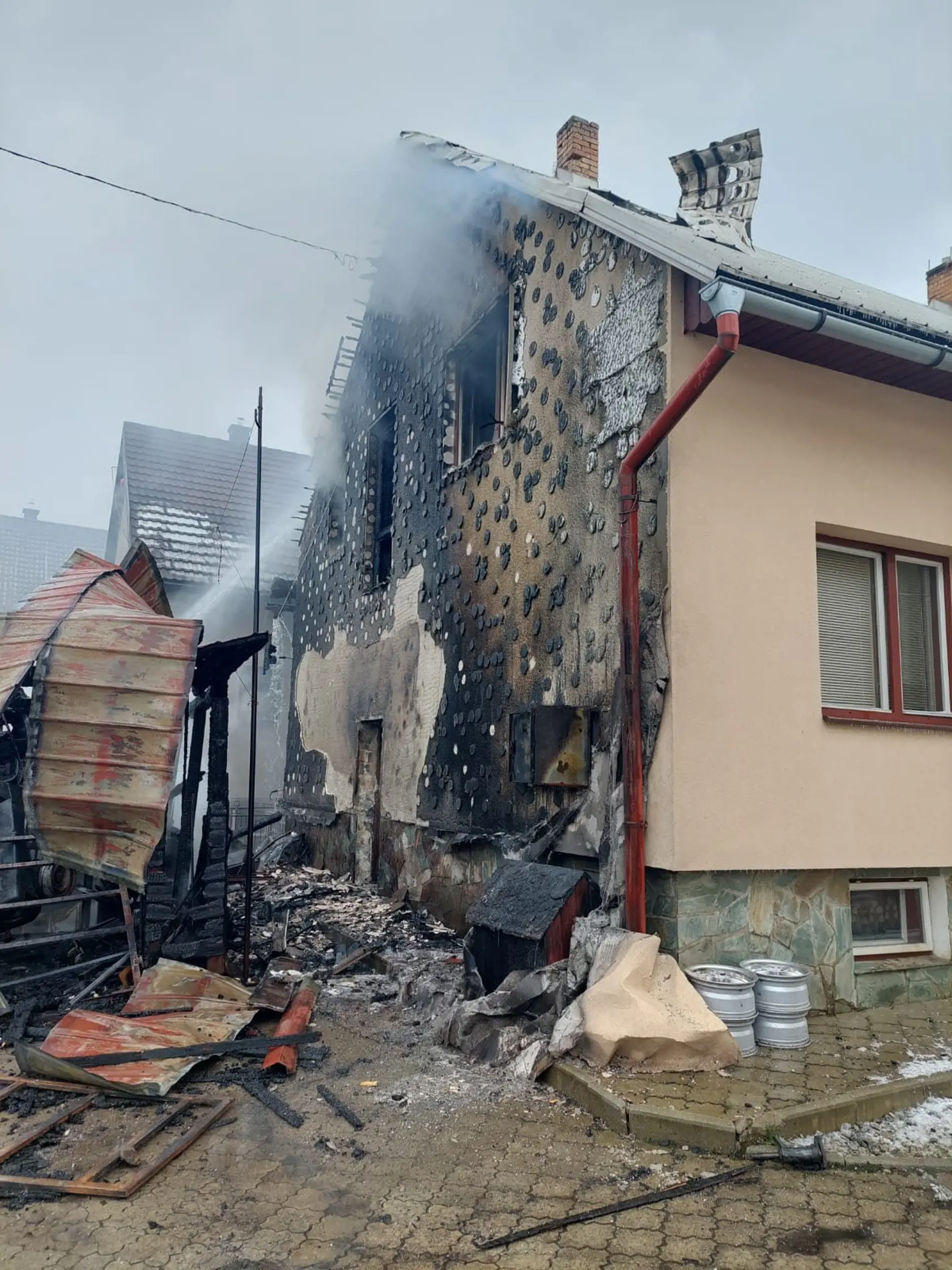 Výšku škody požiari rodinných domov a garáže v Skalitom v okrese Čadca predbežne odhadli na 190.000 eur.