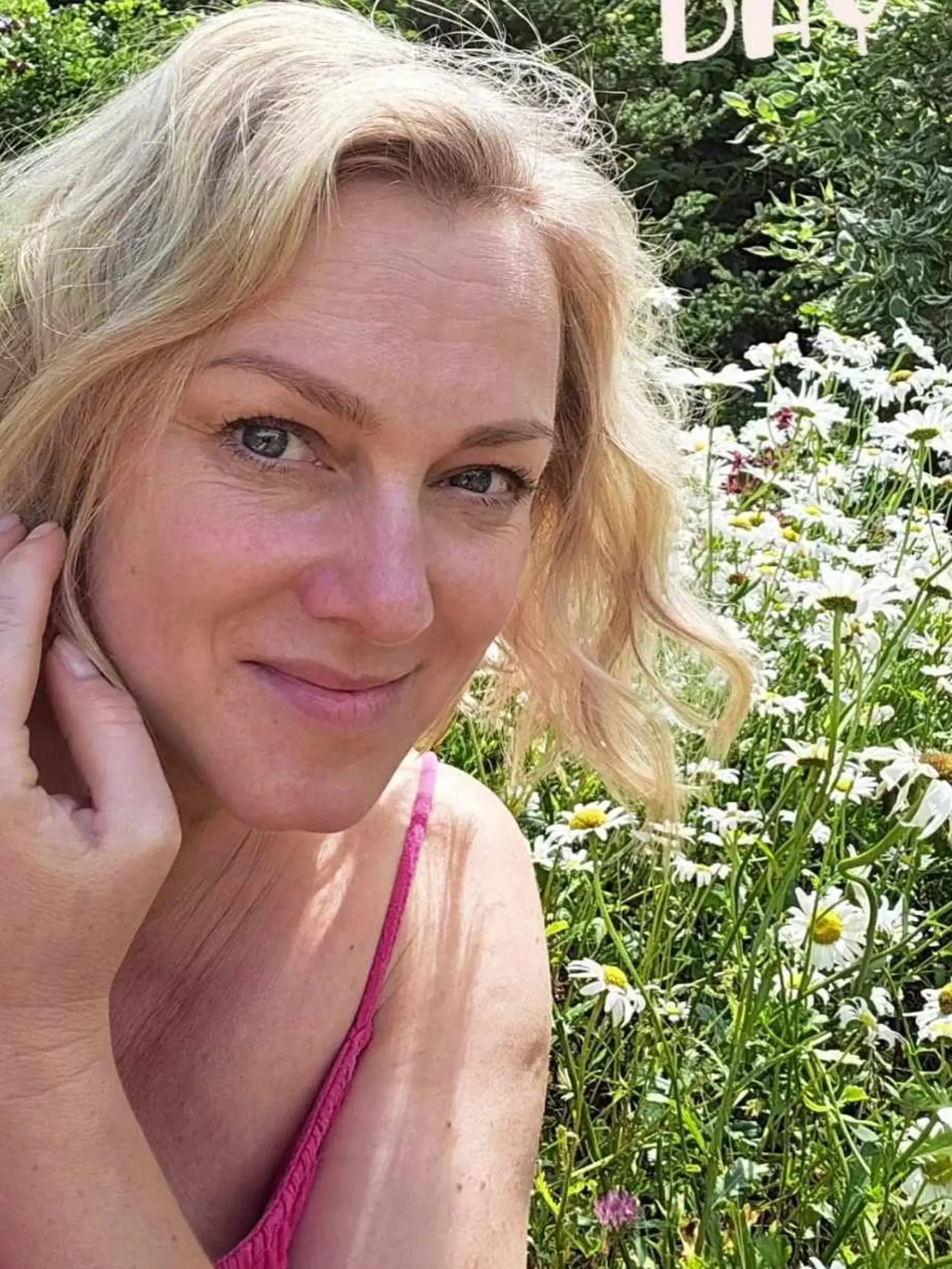 Monika Hilmerová sa pýši obrovskou záhradou v rakúskom Hainburgu.