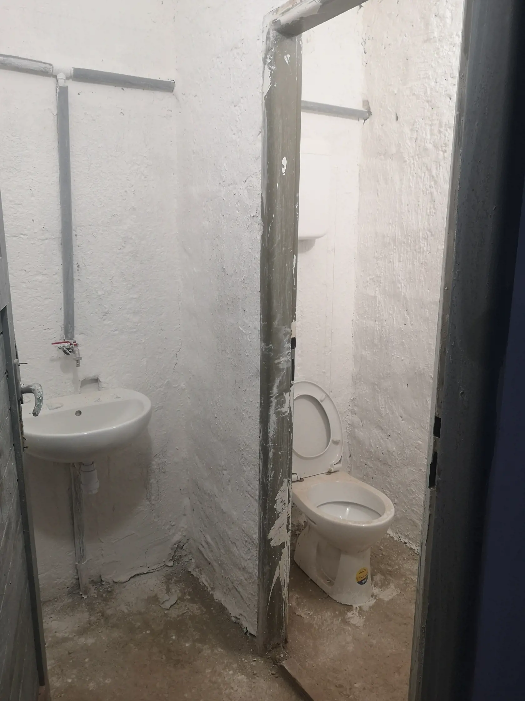 Odolný kryt civilnej ochrany v Košiciach: V úkryte sa nachádzajú aj sociálne zariadenia vybavené záchodom a umývadlom.