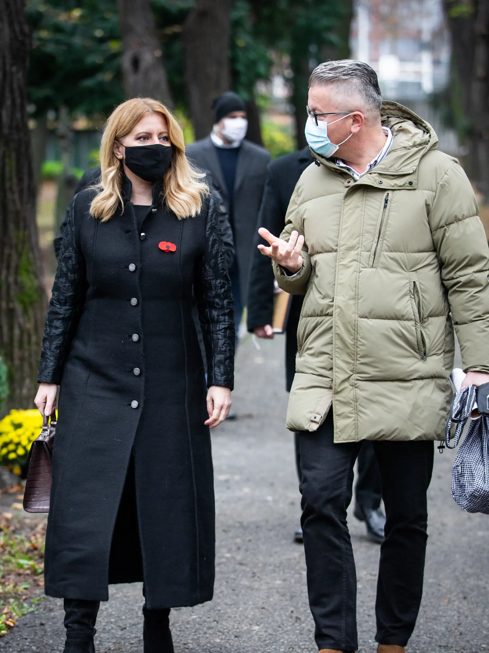 Prezidentka Slovenskej republiky Zuzana Čaputová položila veniec a zapálila sviečku na hrobe svojho pradeda na Ondrejskom cintoríne v Bratislave. Sprevádzal ju otec a brat.