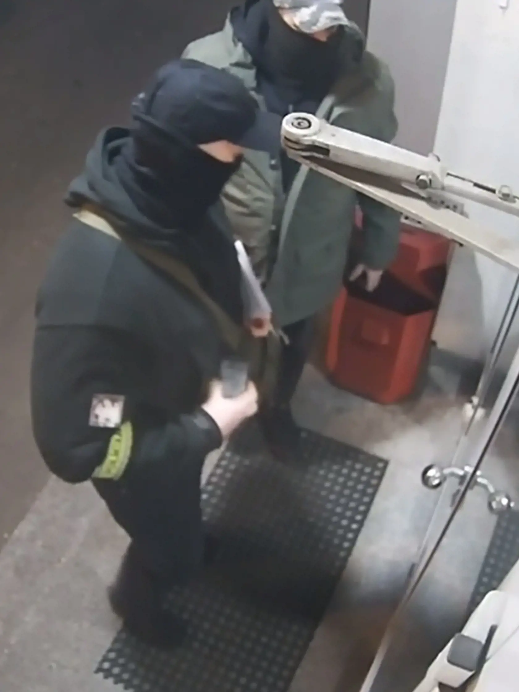 Totálny šok! Policajti prišli doručiť obvinenie zamaskovaní kuklami do sídla Smeru-SD na Súmračnej.
