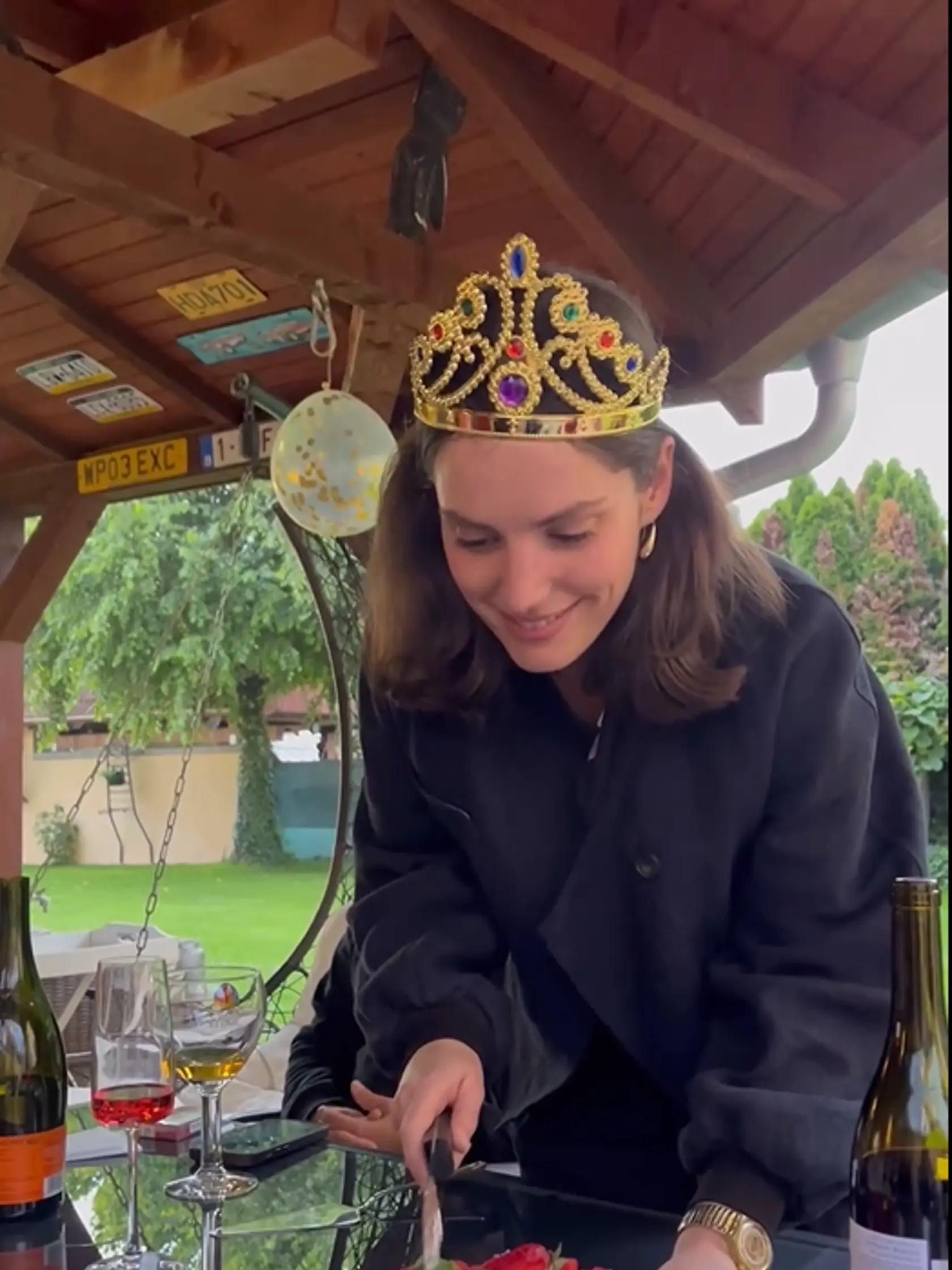 Sarah mala na hlave aj rozkošnú zlatú korunku.