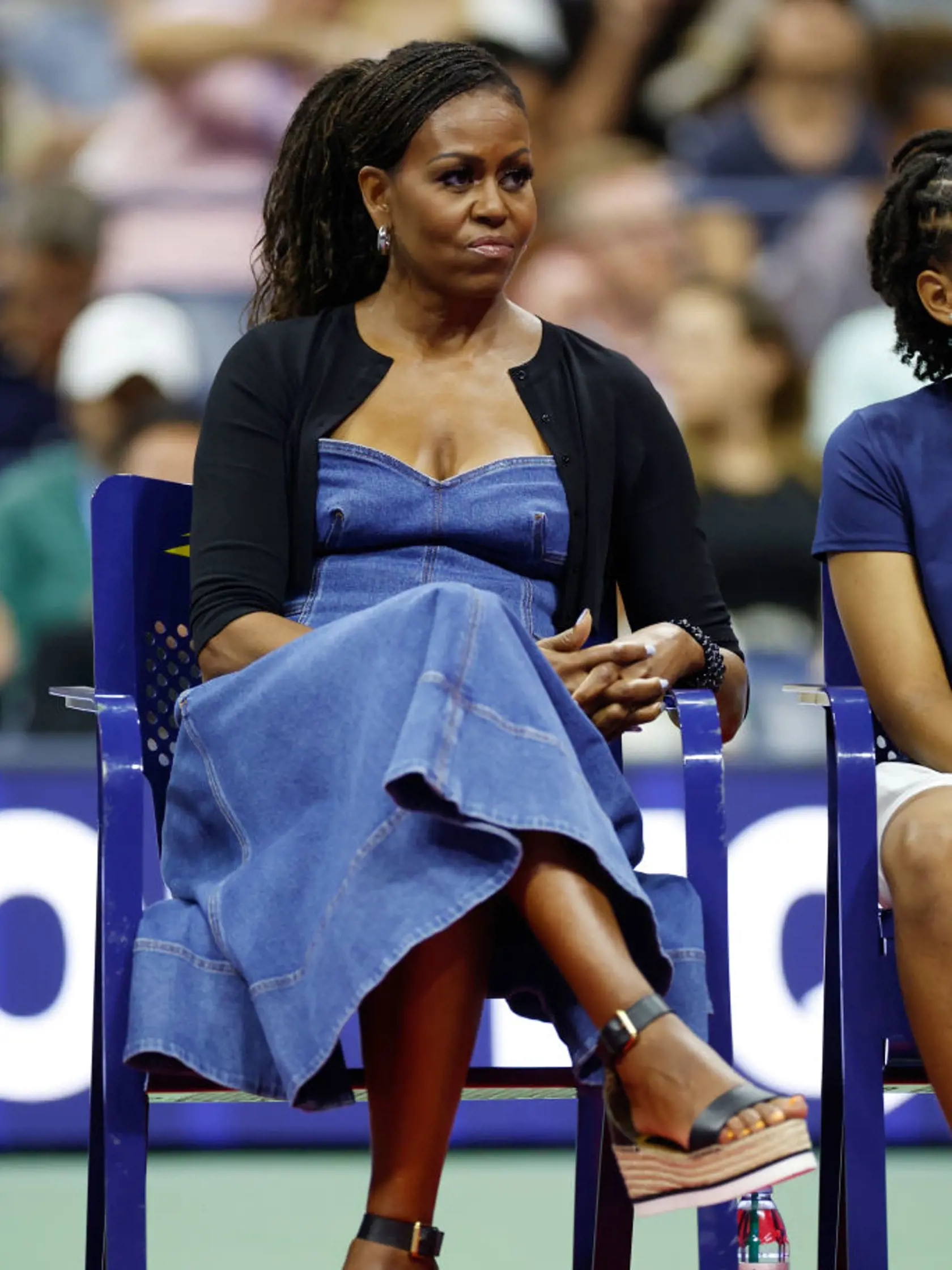 Michelle Obama už nie je prvou dámou. Jej šatník je oveľa viac uvoľnenejší. Aha, ako jej to pristalo v rifľových šatách. 