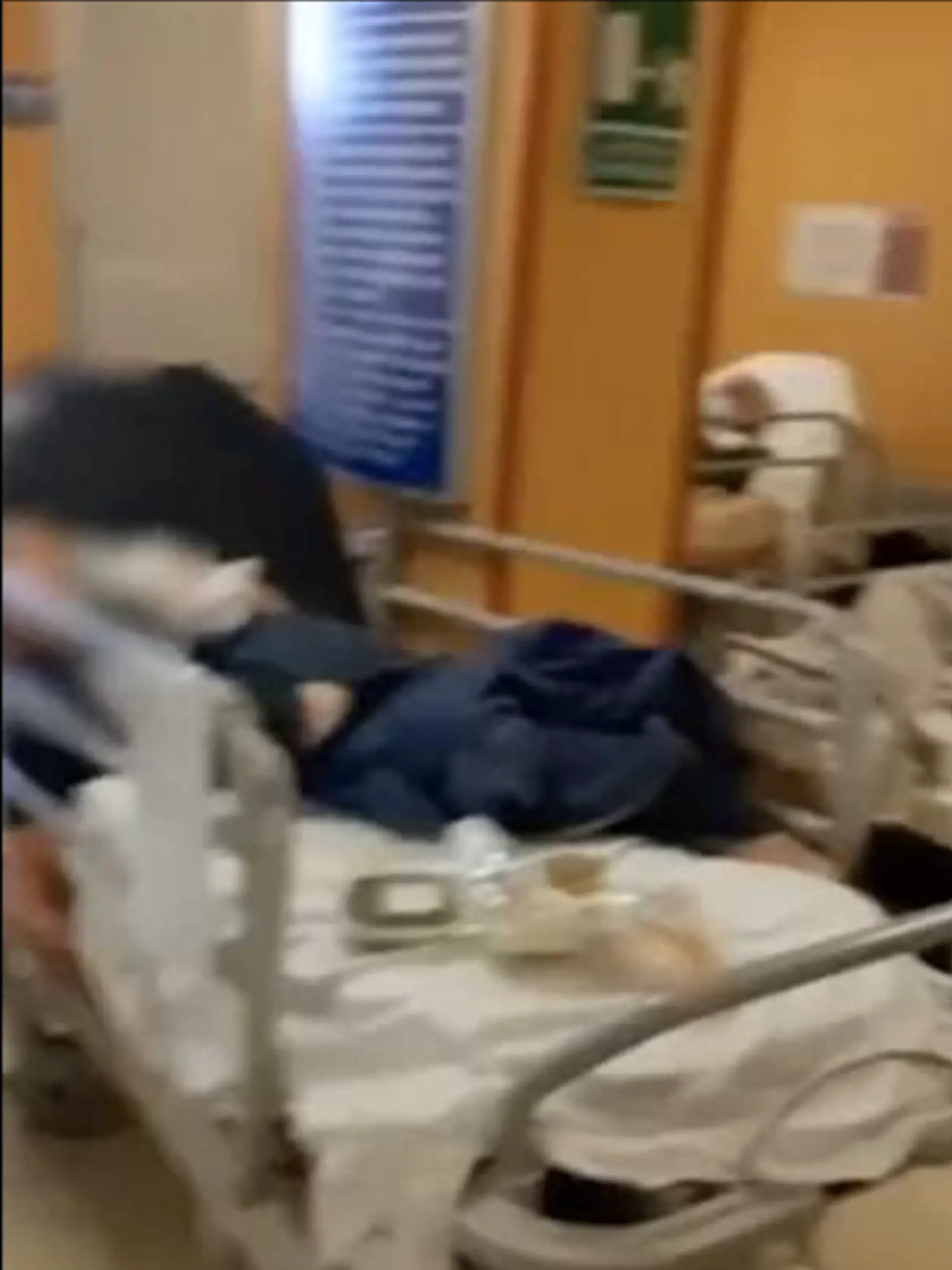 Situácia v nemocniciach sa kvôli koronavírusu zhoršuje, zdravotníci už melú z posledného.