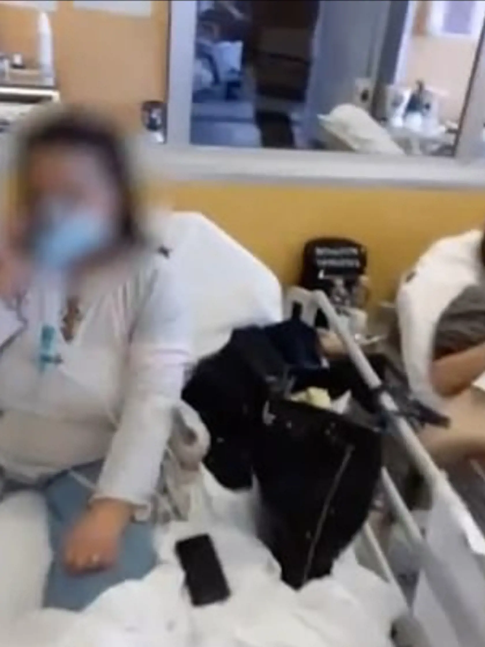 Situácia v nemocniciach sa kvôli koronavírusu zhoršuje, zdravotníci už melú z posledného.