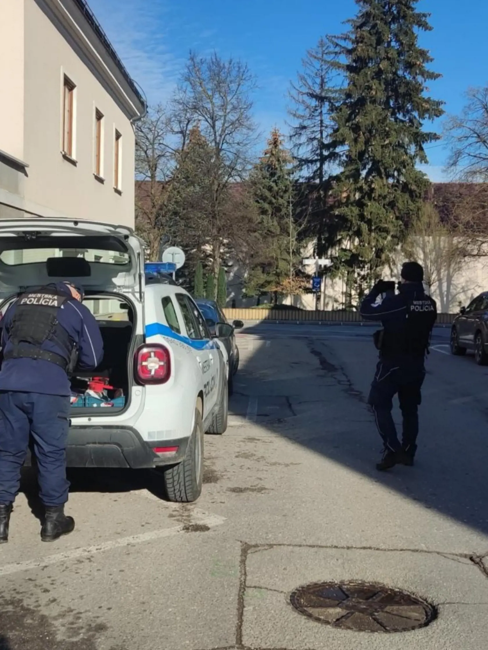 Mestská polícia v Ilave bola založená len v roku 2020. Má dvoch členov. Ak však mestskí policajti vypadnú pre chorobu, alebo na dovolenku, nemá ich kto zaskočiť. Mesto preto vymyslelo, že o poriadok sa v čase ich neprítomnosti bude starať inšpektor verejného poriadku, ktorým bude pracovník mesta Ilava.