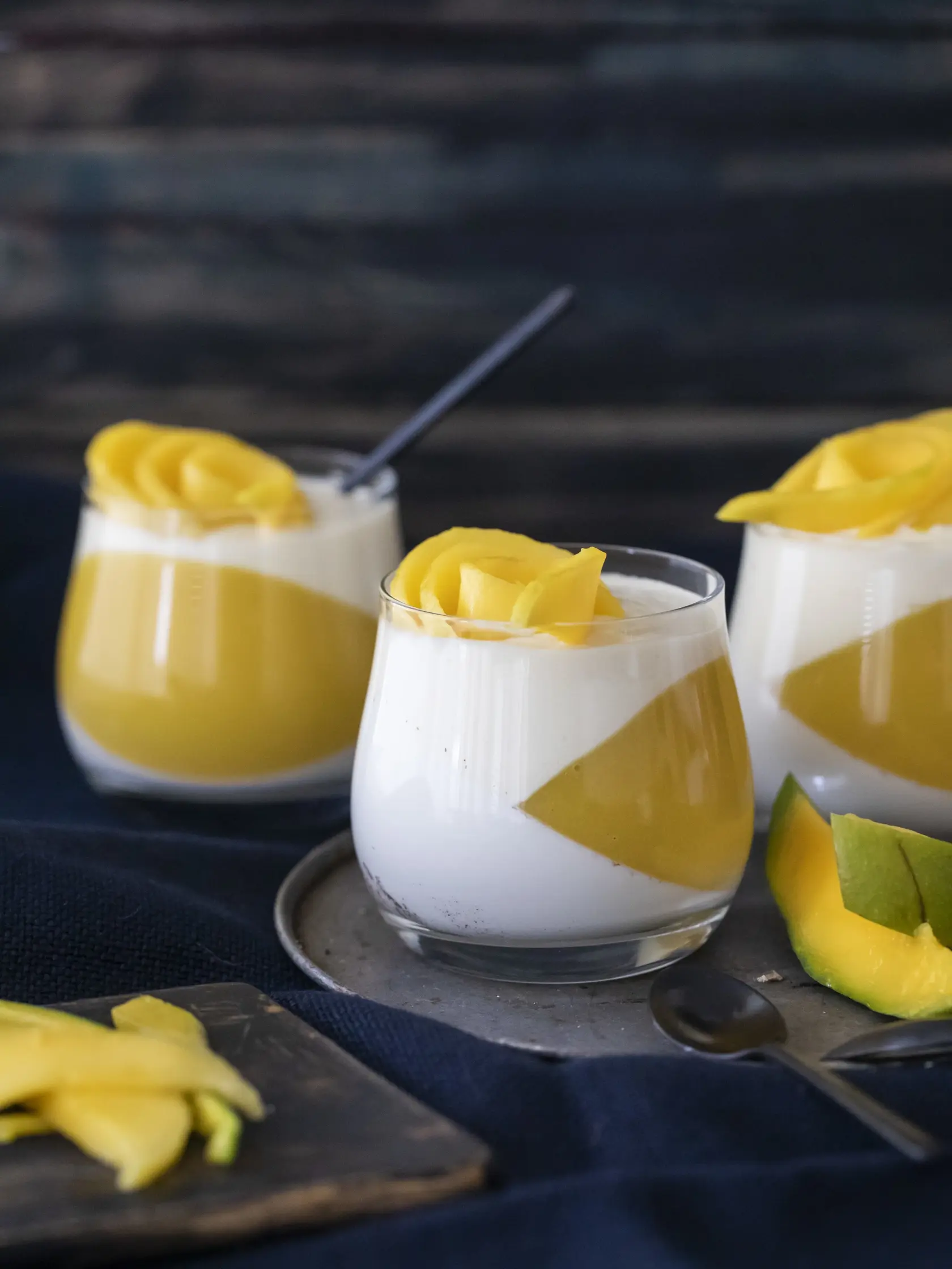 panna cotta s mangovým pyré, cukrárka Veronika Kollárová

recept:
6 POHÁROV, PRÍPRAVA 30 MINÚT
+ CHLADENIE
NA PANNA COTTU:
• 3 plátky želatíny
• 500 ml smotany na šľahanie
• 5 lyžíc krupicového cukru
• 1 lyžička mletej vanilky (alebo
vanilka z 1 vanilkového struku)
NA MANGOVÚ VRSTVU:
• 3 plátky želatíny
• 350 g rozmixovaného manga
NA MANGOVÚ PENU:
• 500ml smotany na šľahanie (ideálne 40%)
• 1 hrnček rozmixovaného manga
• čerstvé mango na ozdobu
1. Prázdne poháre uložte do formy na mafiny
a naklo