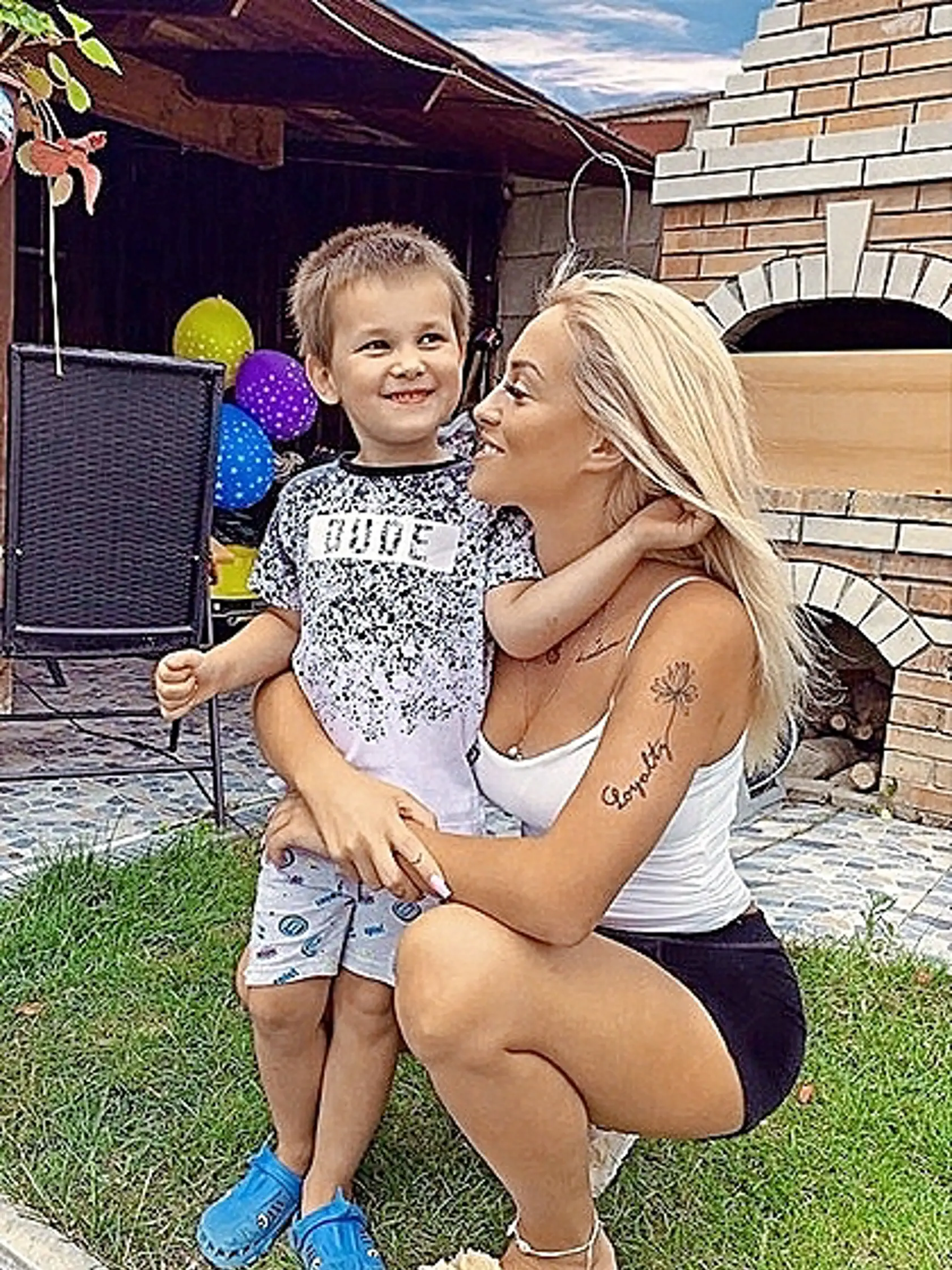 S bratom. Aless miluje deti.
