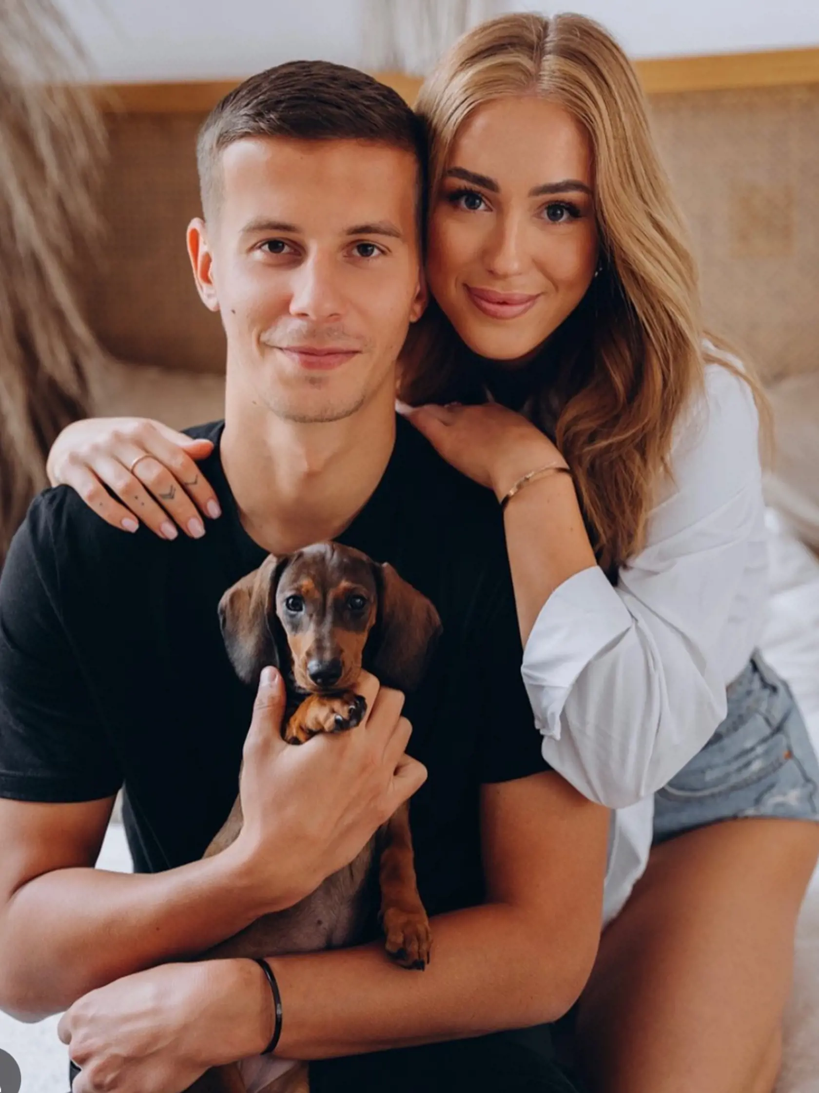 Náš futbalista má doma krásnu partnerku.