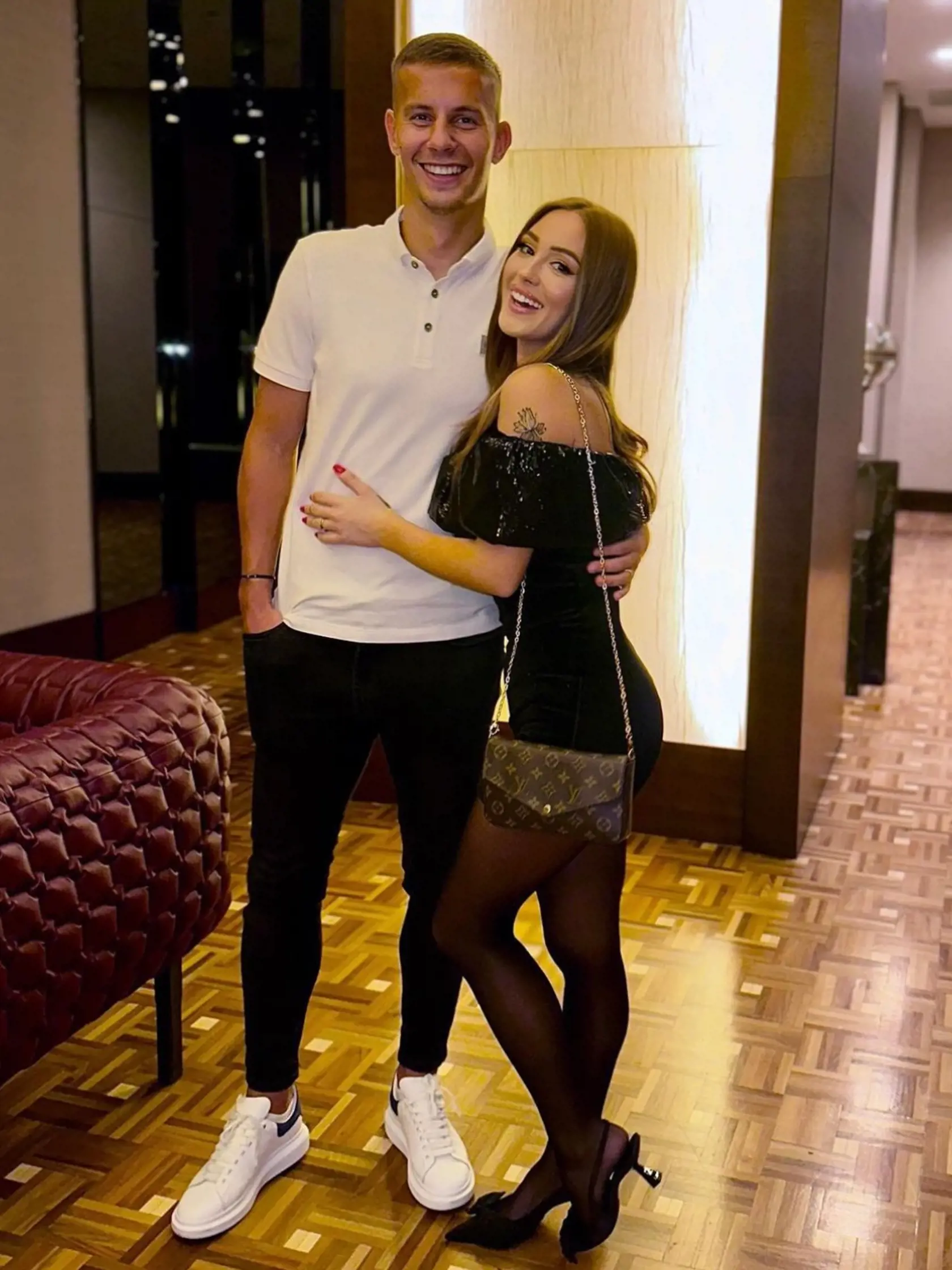 Náš futbalista má doma krásnu partnerku.