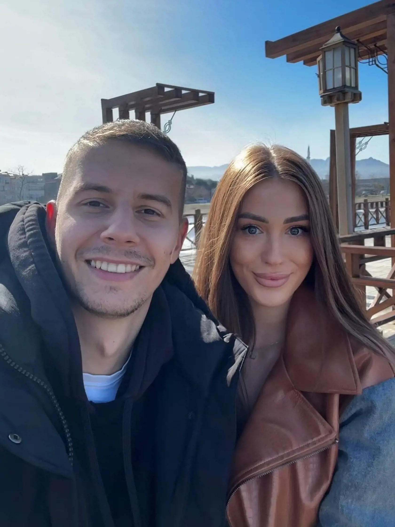 Doposiaľ nevedno, či čakajú dievčatko alebo chlapčeka. Jedno je isté. Párik doslova žiari a svojho nového potomka sa už nevedia dočkať.