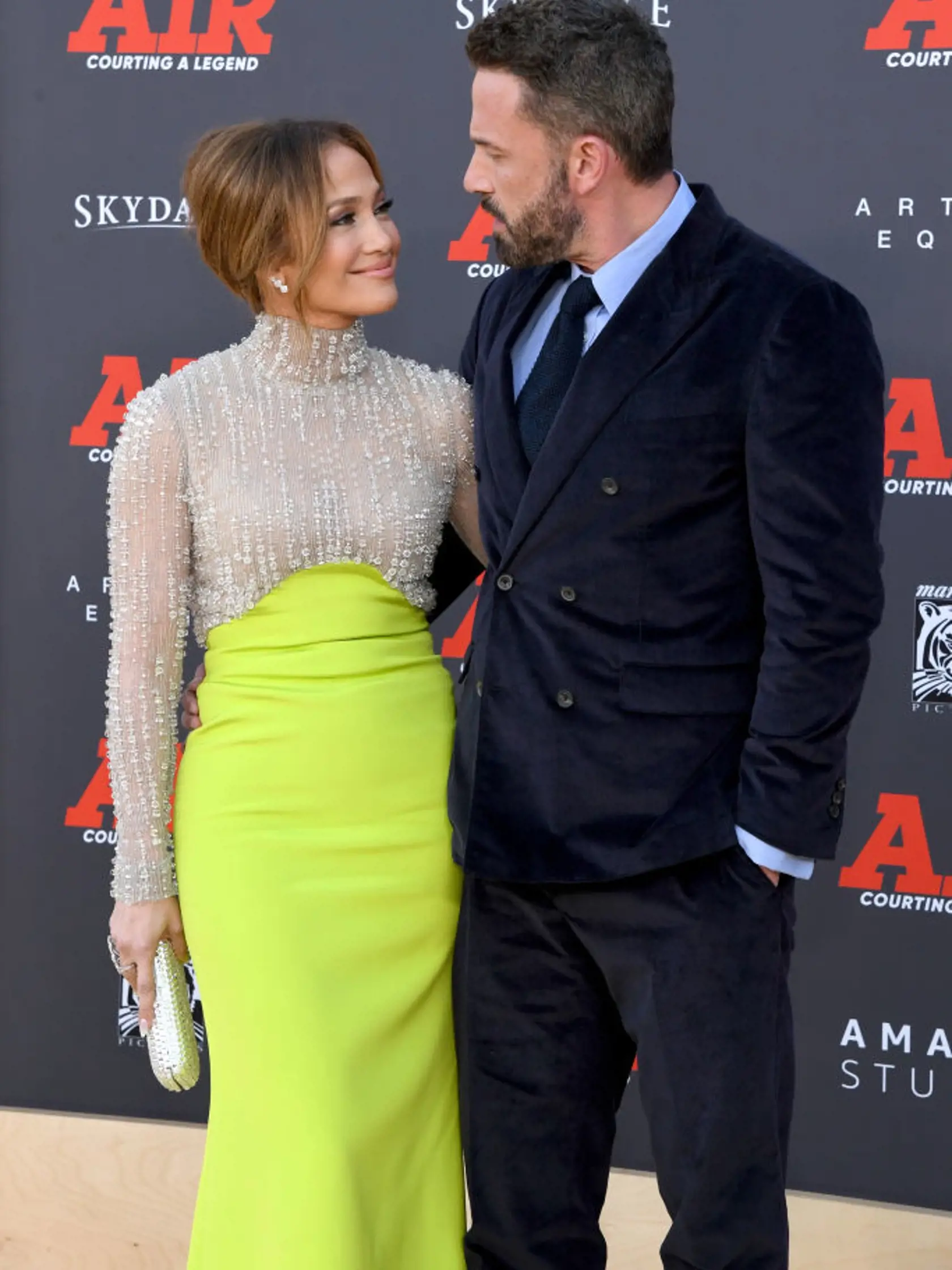 Ben Affleck spolu s manželkou Jennifer Lopez. Zaľúbenci sa pred fotografmi odviazali a počas toho, ako ich fotili, sa bozkávali a objímali.