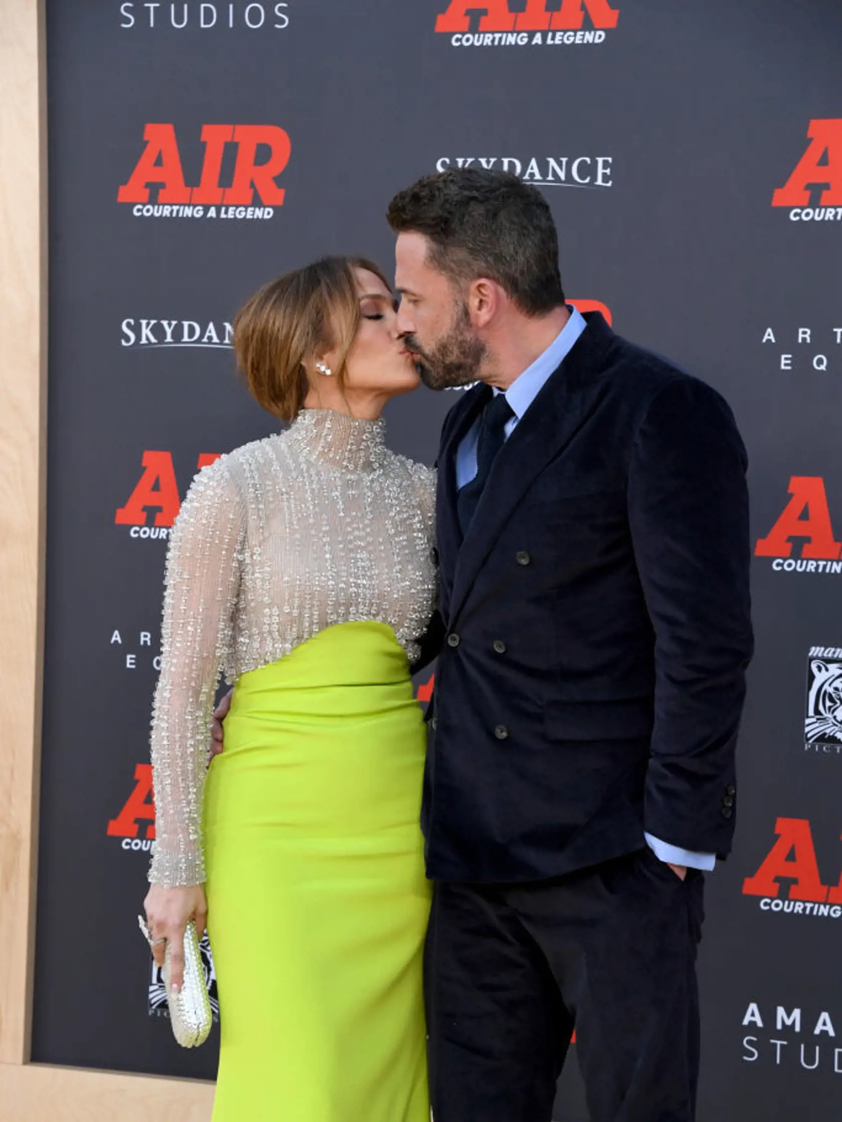 Ben Affleck spolu s manželkou Jennifer Lopez. Zaľúbenci sa pred fotografmi odviazali a počas toho, ako ich fotili, sa bozkávali a objímali.