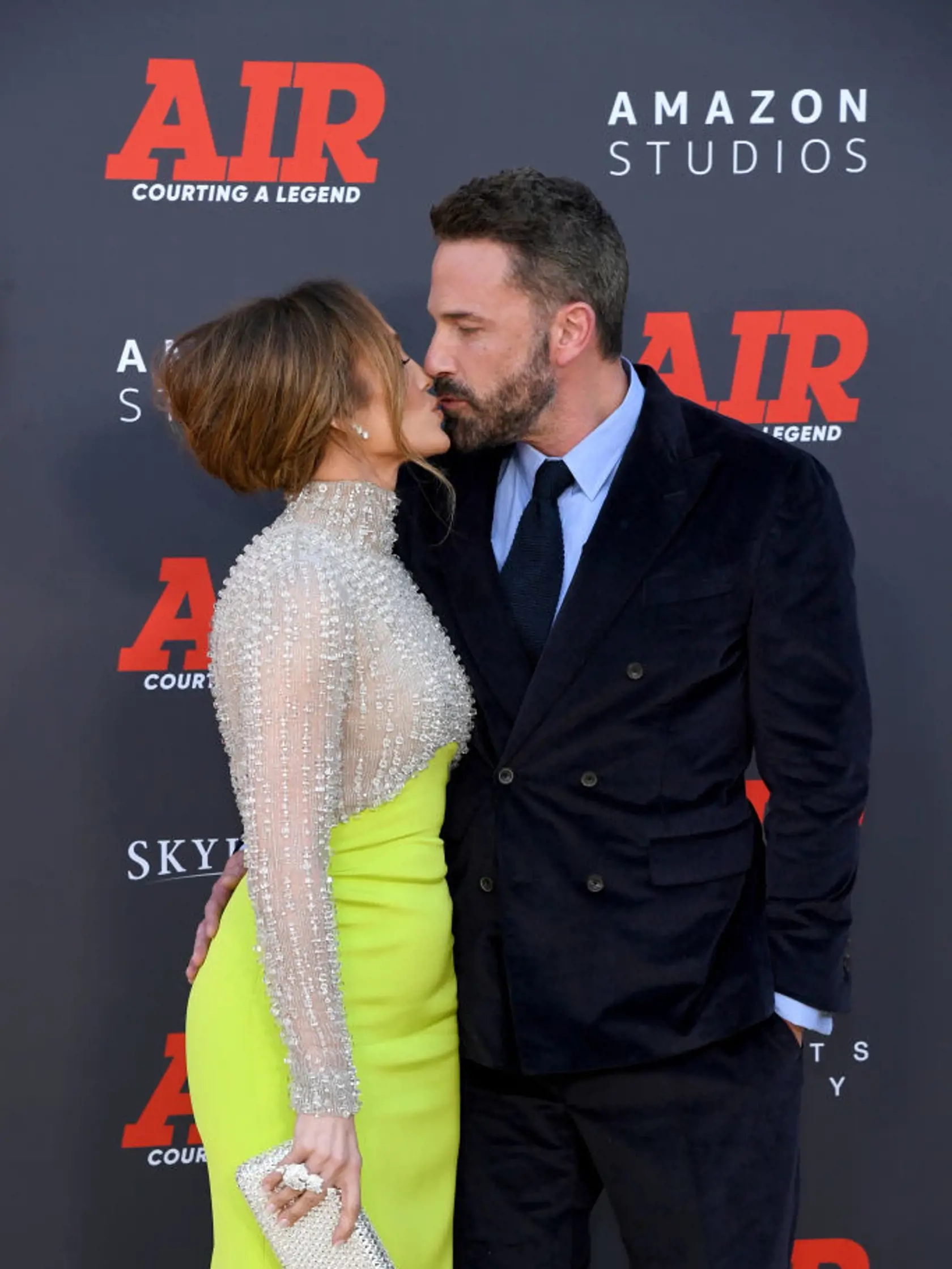 Jennifer Lopez s manželom Benom Affleckom. Zaľúbenci si pred fotografmi vymieňali bozky.