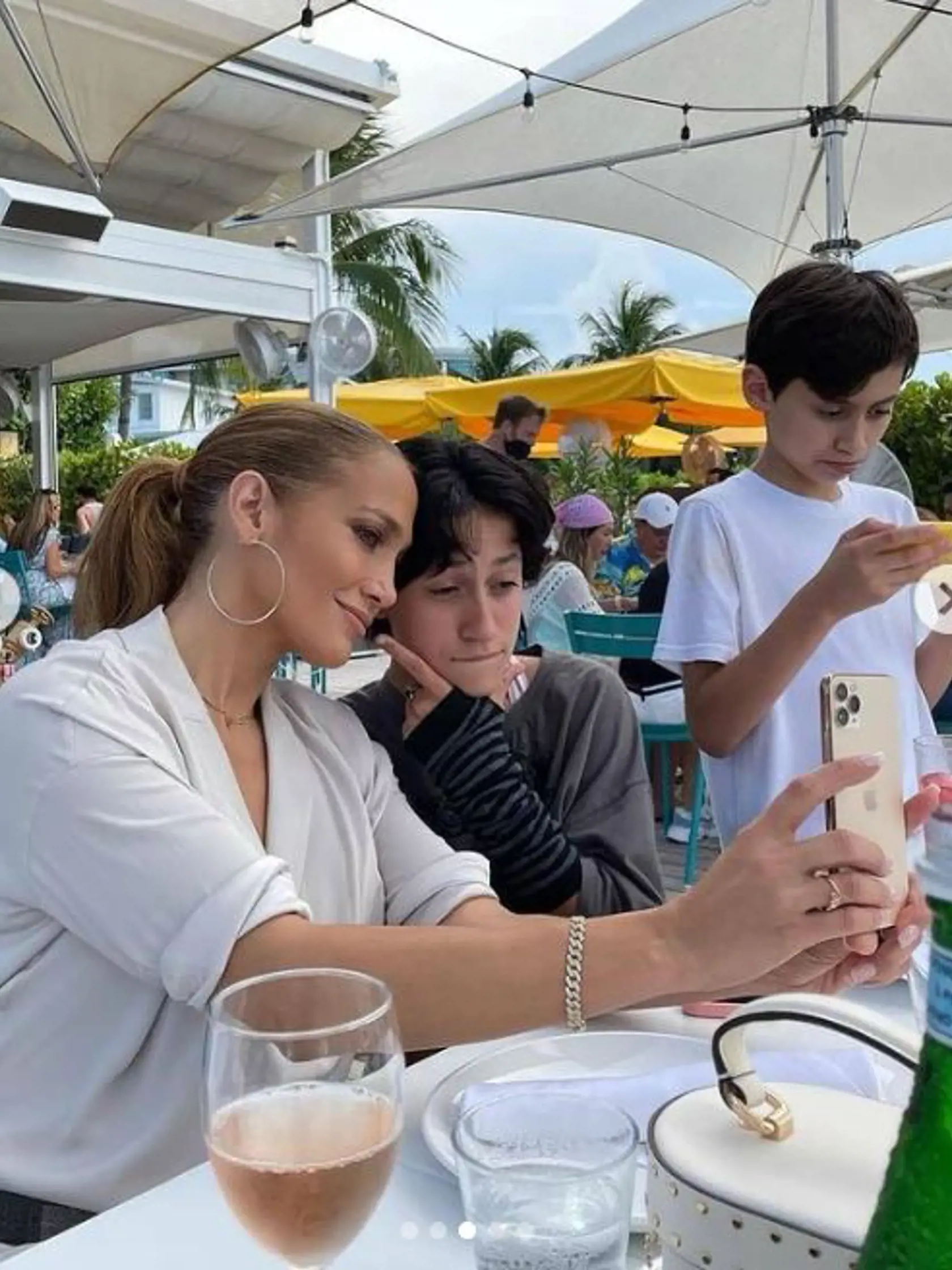 Speváčka Jennifer Lopez počas svojho koncertu šokovala fanúšikov. Na pódium si totiž pozvala svoju 14-ročnú dcéru Emme, aby spolu odspievali duet. Keď svoju dcéru volala na pódium pred divákmi ju oslovovalo rodovo neutrálne, čím teda potvrdila, že Emme sa neidentifikuje ako dievča, hoc sa narodila so ženským pohlavím.