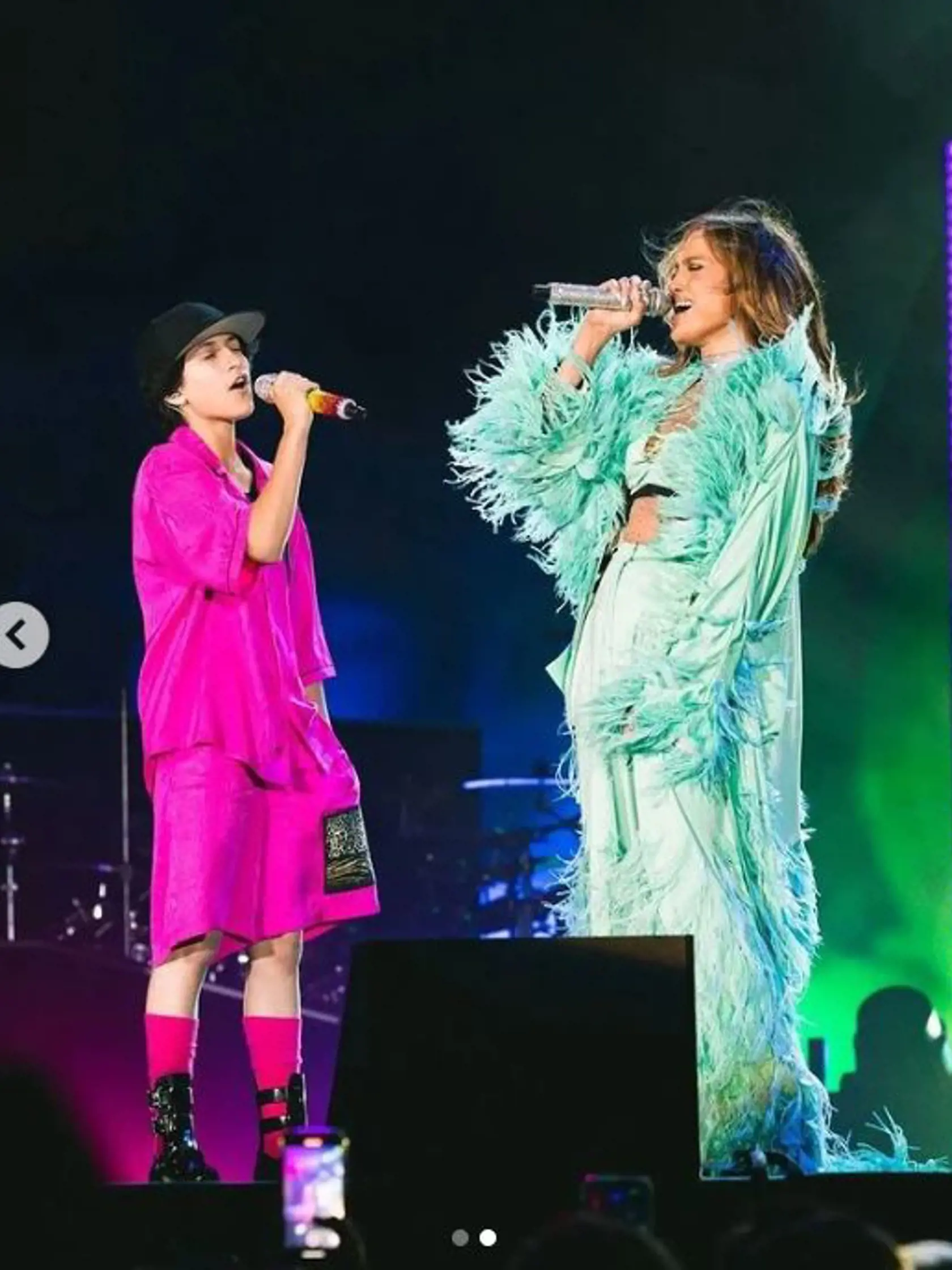 Speváčka Jennifer Lopez počas svojho koncertu šokovala fanúšikov. Na pódium si totiž pozvala svoju 14-ročnú dcéru Emme, aby spolu odspievali duet. Keď svoju dcéru volala na pódium pred divákmi ju oslovovalo rodovo neutrálne, čím teda potvrdila, že Emme sa neidentifikuje ako dievča, hoc sa narodila so ženským pohlavím.