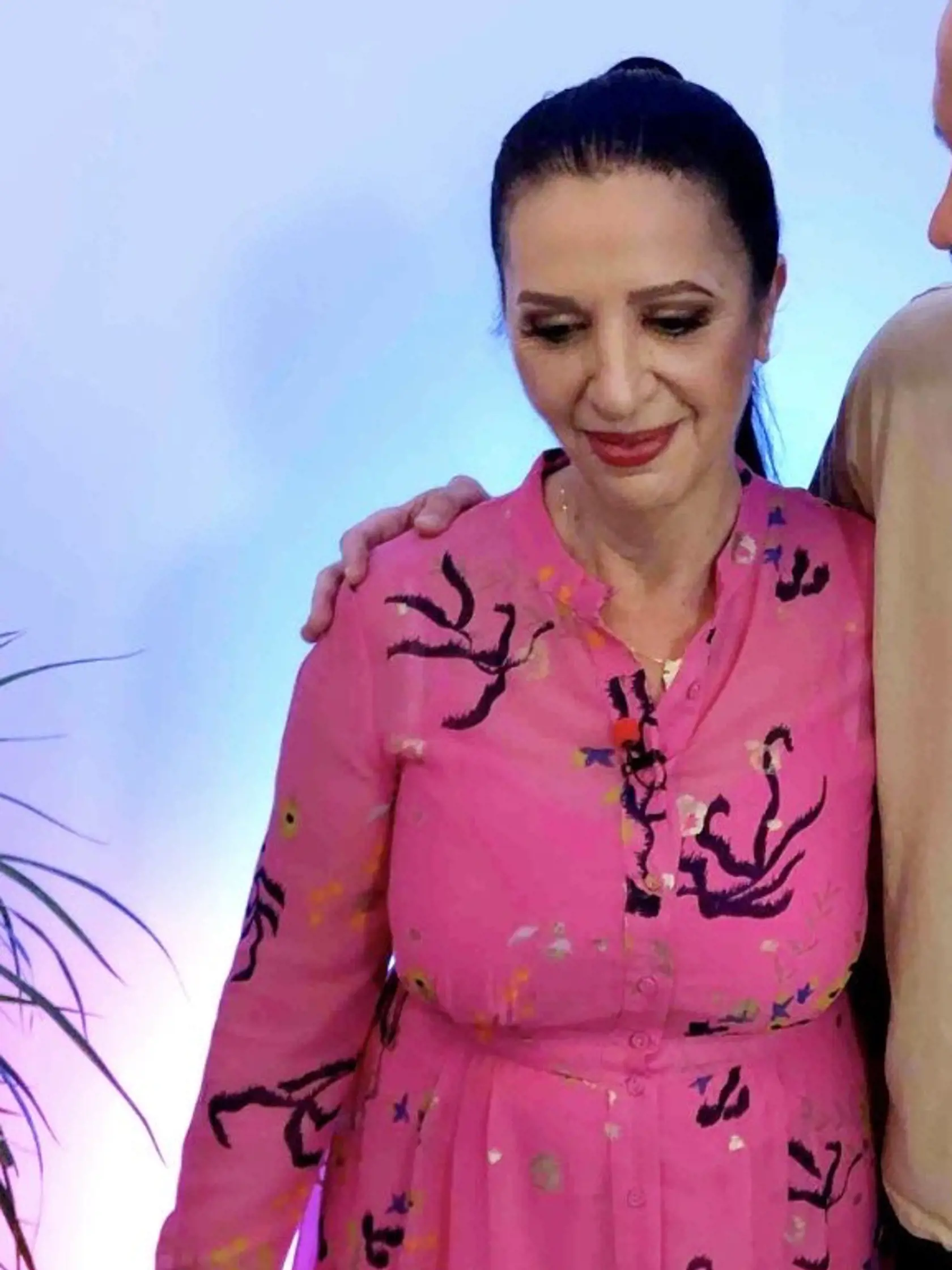 Na zábere so známym mužom. Jeho identitu zatiaľ nechce prezradiť. Šaty vo farbe pivónie je mimoriadne pristali.