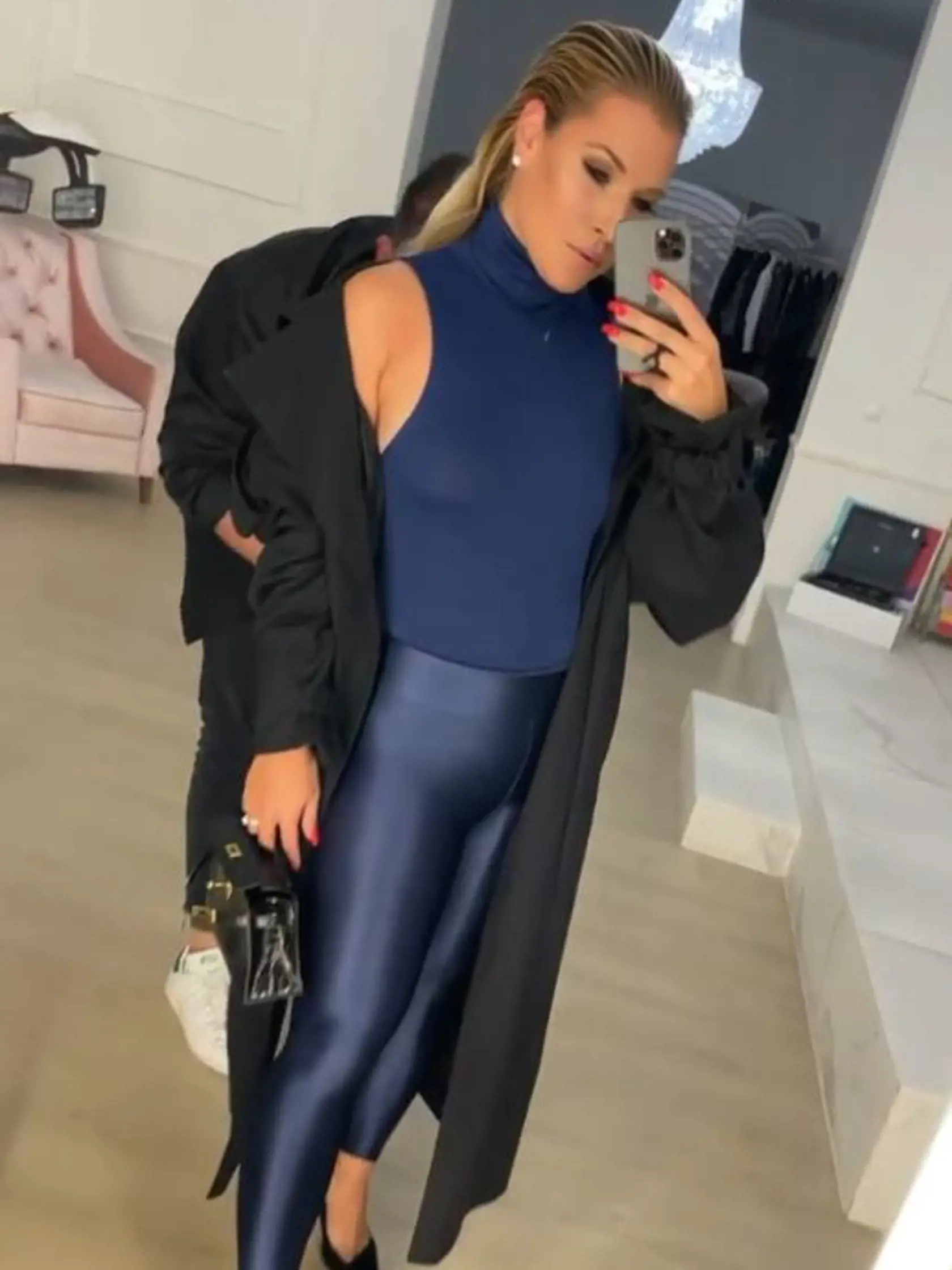 Cibulková zladila outfit do modrej farby a pozornosť pútala aj a účesom a výrazným mejkapom.