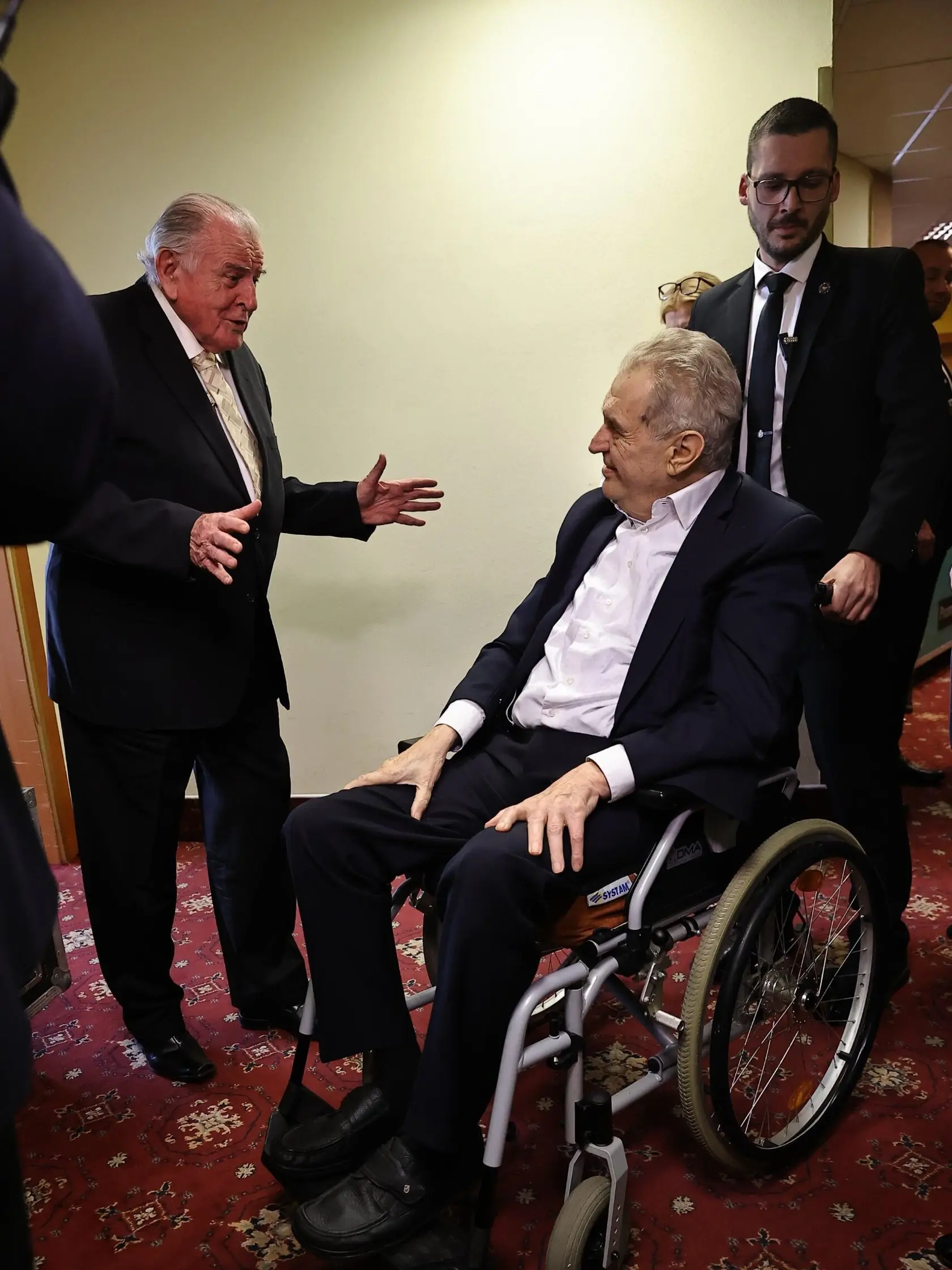 Záber z osláv českej internetovej televízie XTV, ktorá v sobotu 22. marca 2025 zorganizovala v Prahe svoju narodeninovú párty. Nechýbal ani Vladimír Mečiar, prvý premiér samostatného Slovenska. Stretol sa tam s exprezidentmi ČR Václavom Klausom i Milošom Zemanom. A dorazil aj Andrej Babiš z českej opozície. Bolo veselo.