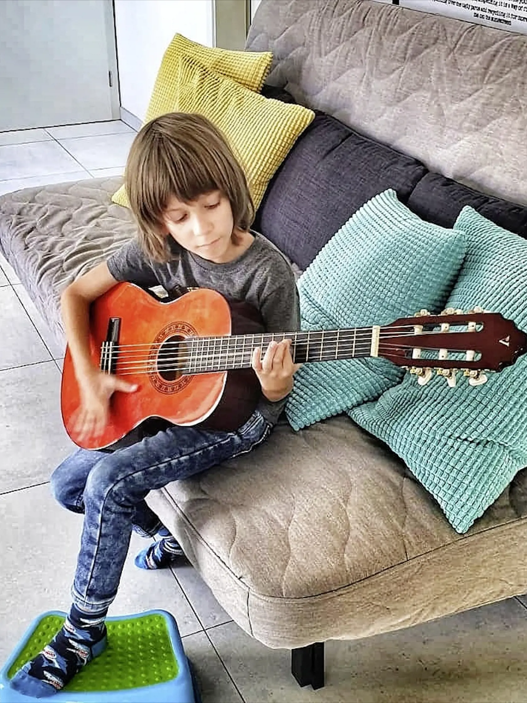 Deti sa venujú viacerým krúžkom. Syn Leo hrá na gitare a na klavíri.