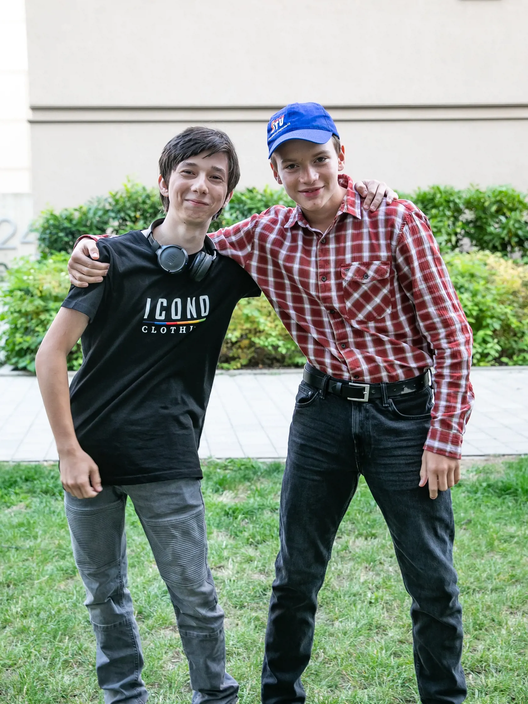 Detskí herci zo seriálovej novinky Mami, kúp mi psa. Marcel Chlpík a Benjamín Lacko.
