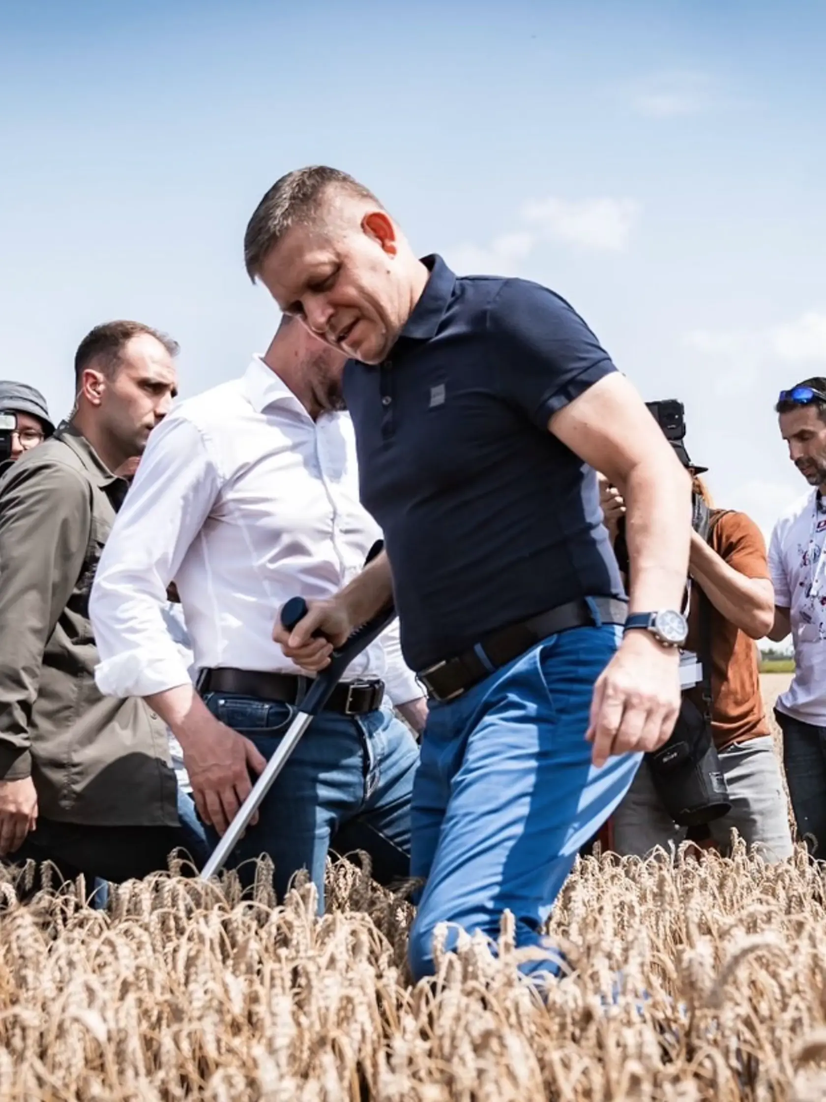 Do práce sa vrátil aj premiér Robert Fico. „Chcem fotku v žite, či chcete alebo nechcete. Pre mňa to nie je humorné ani smiešne. Je to pre mňa cťou, ja som vyrastal na vidieku. Mne obilie vždy voňalo," napísal premiér ku fotke zo žatvy.
