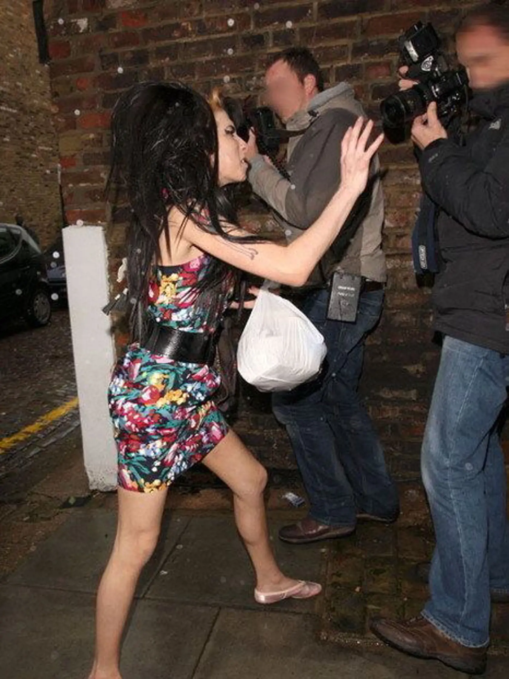 Amy Winehouse napadla fotografa.