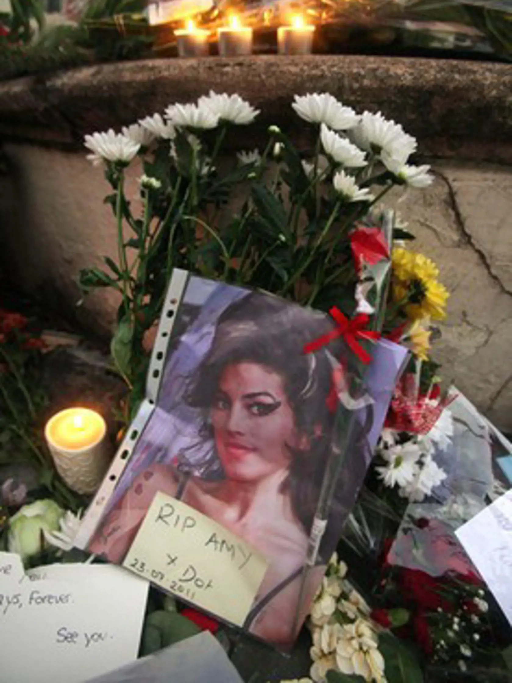 Fanúšikovia pred domom Amy Winehouse nechávali kvety a zapaľovali sviečky.