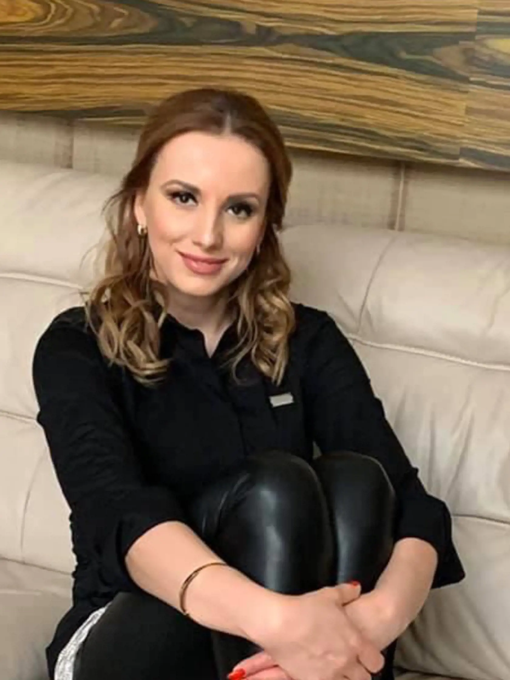 Manželka šéfa Slovenskej informačnej služby (SIS) Vladimíra Pčolinského Adriana (41), švagriná svojho straníckeho kolegu Petra Pčolinského (38), je docentkou anglického jazyka, poslankyňou parlamentu. Rada zverejňuje na sociálnej sieti svoje fotografie.