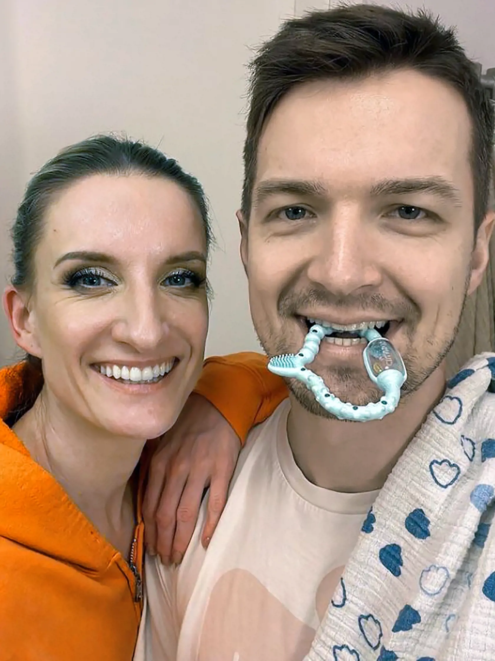 Už nie sú sami. Viktor a Adela sú teraz obkolesení malými deťmi. Už pol roka sa sami starajú o ratolesť, ktorú chcú adoptovať.