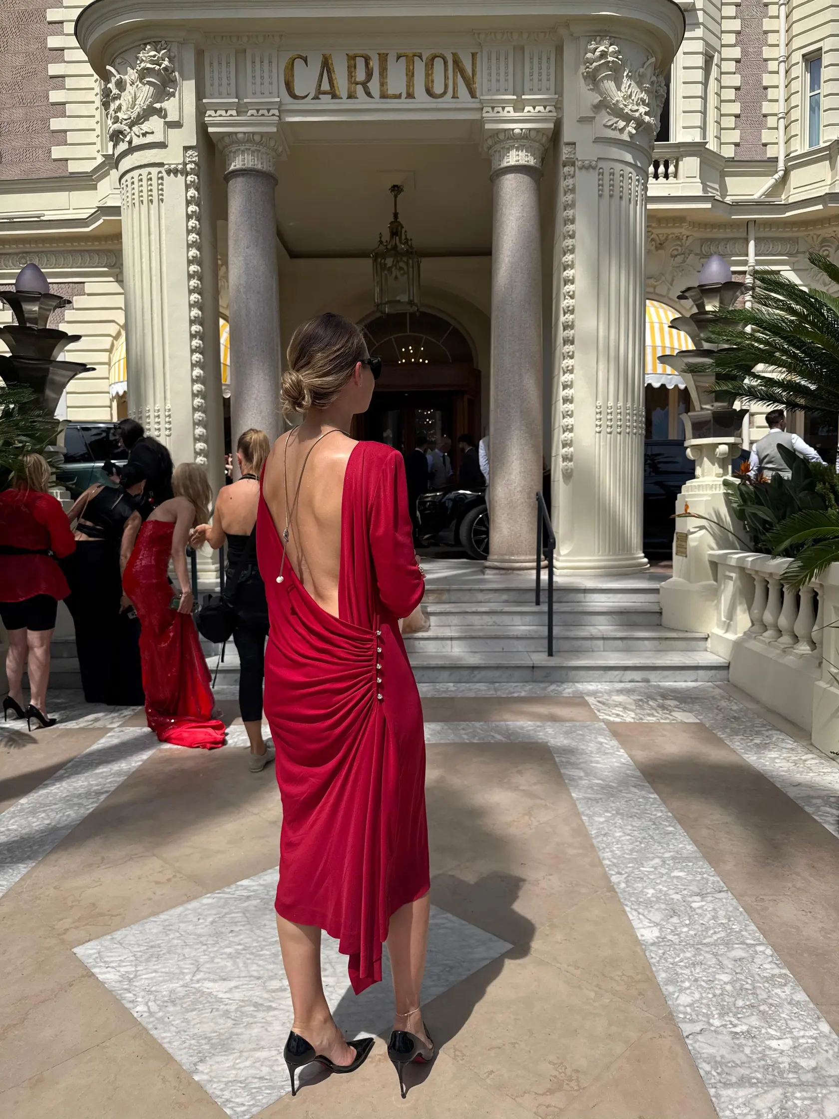 Tabaková v Cannes: Ukázala sa v šatách s odhaleným chrbtom.