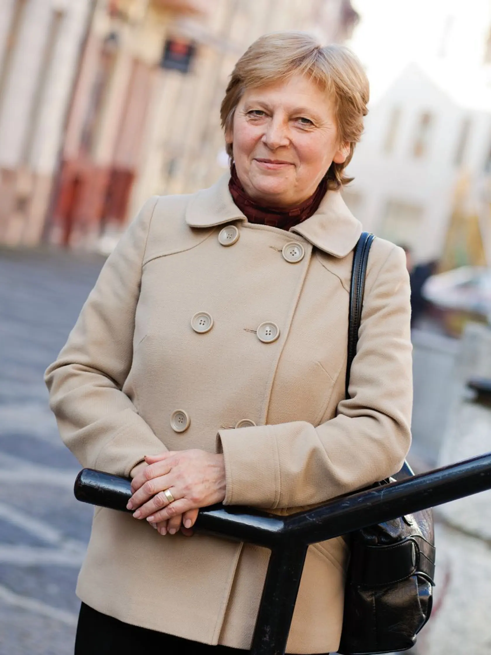 Štefánia Jarošová vôbec nevyzerá na to, že je dôchodkyňa. Doma by neobsedela, stále pracuje na Okresnom riaditeľstve polície v Žiline.
