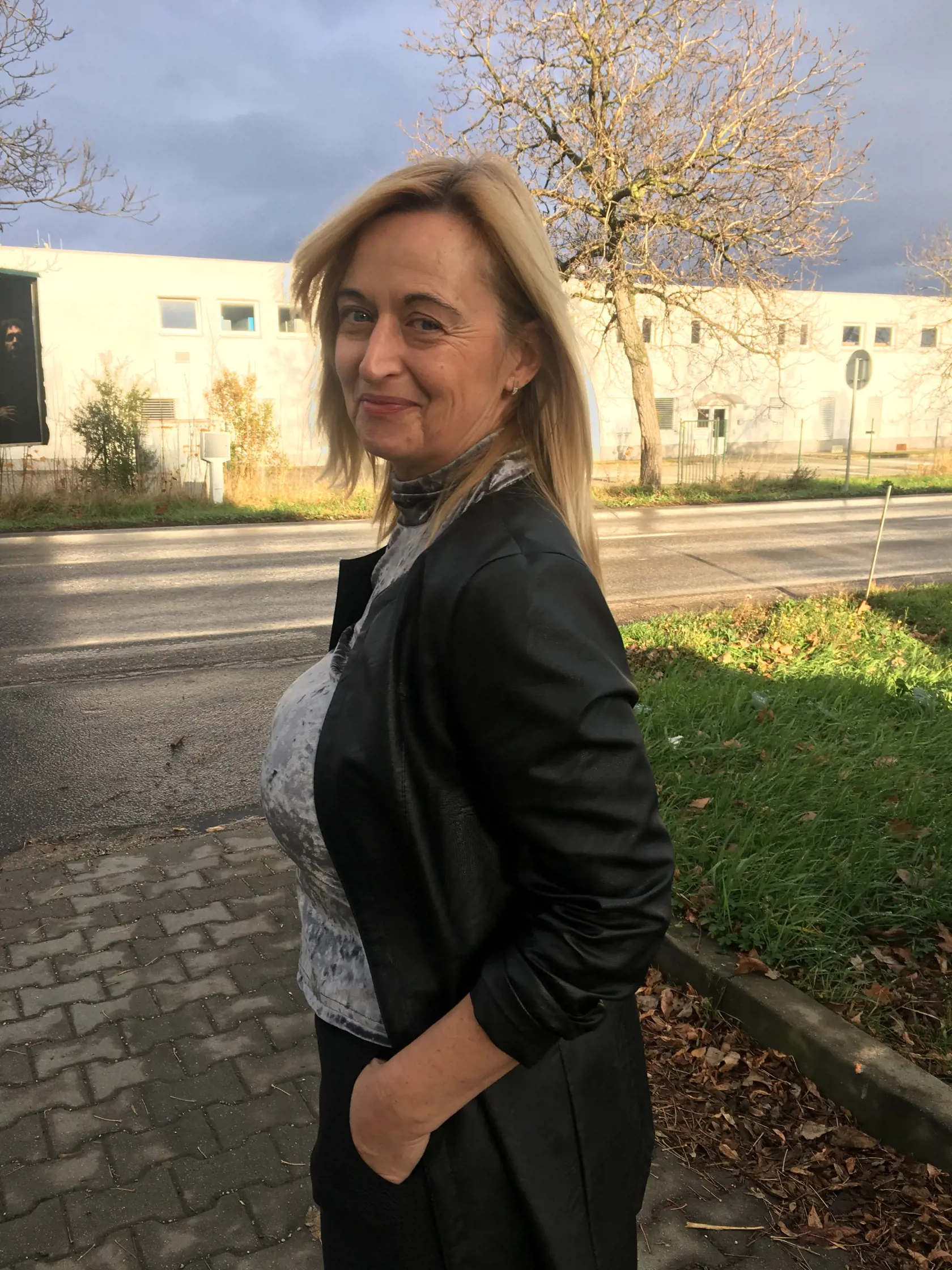 Gabriela (53), kaderníčka, Šenkvice: Obľubujem rozpustené, možno občs trochu navlnené vlasy. Z farieb mám radšej blond, niekedy s troškou tmavšieho mocca melíru. Farebné sú predsa len pre mladšie.
HODNOTENIE HANY: Tejto dáme by som doporučila nosiť svetlejšie oblečenie a na vlásky by som jej dala sviežejšiu a lesklejšiu farbu, ktorá ju omladzuje. Obočie by som jemne zosvetlila, čo by ju tiež omladilo.