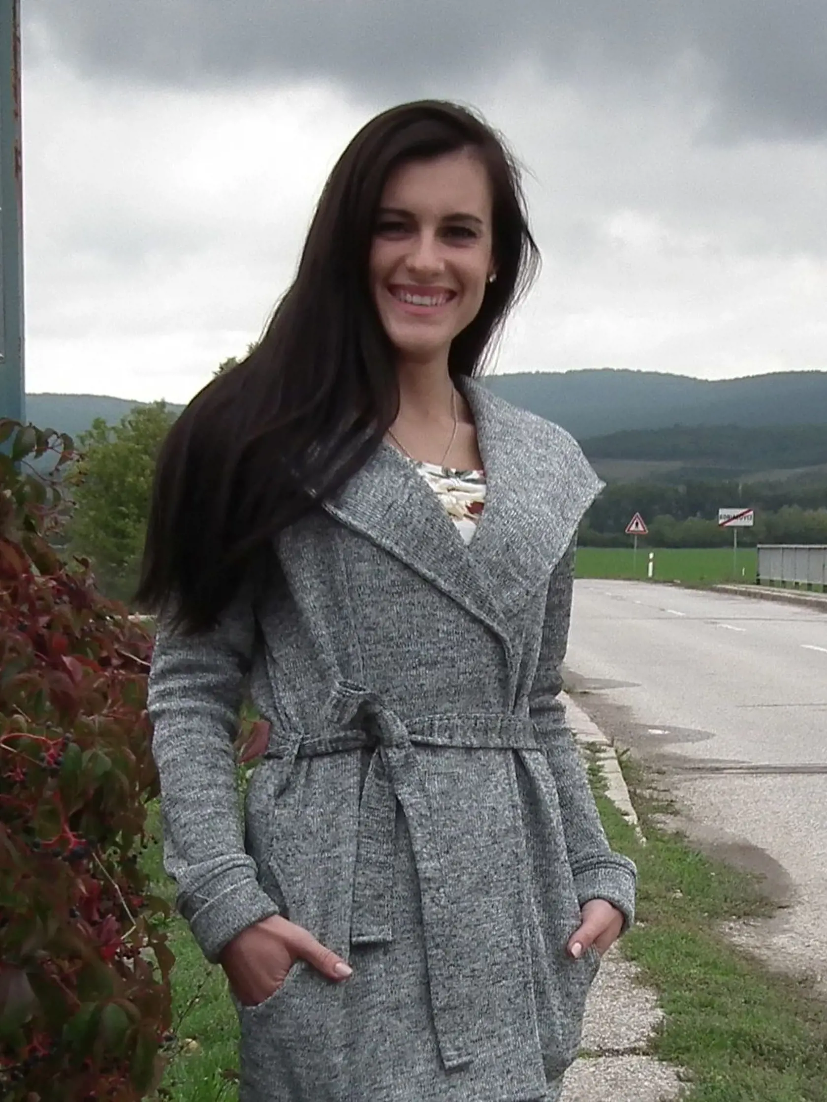 Zuzana (23), študentka, Koniarovce: Najčastenjšie nosím vlasy voľne rozpustené, ale ak to počasie vyžaduje, tak si ich dám do vrkoča. Mám prirodzene čiwrne vlasy, takže si ich vôbec nefarbím.
HODNOTENIE HANY: Mladá dáma pôsobí veselo, trošku by som jej však zosvetlila vlasy, pretože ju tmavá farba zbytočne zostaršuje.