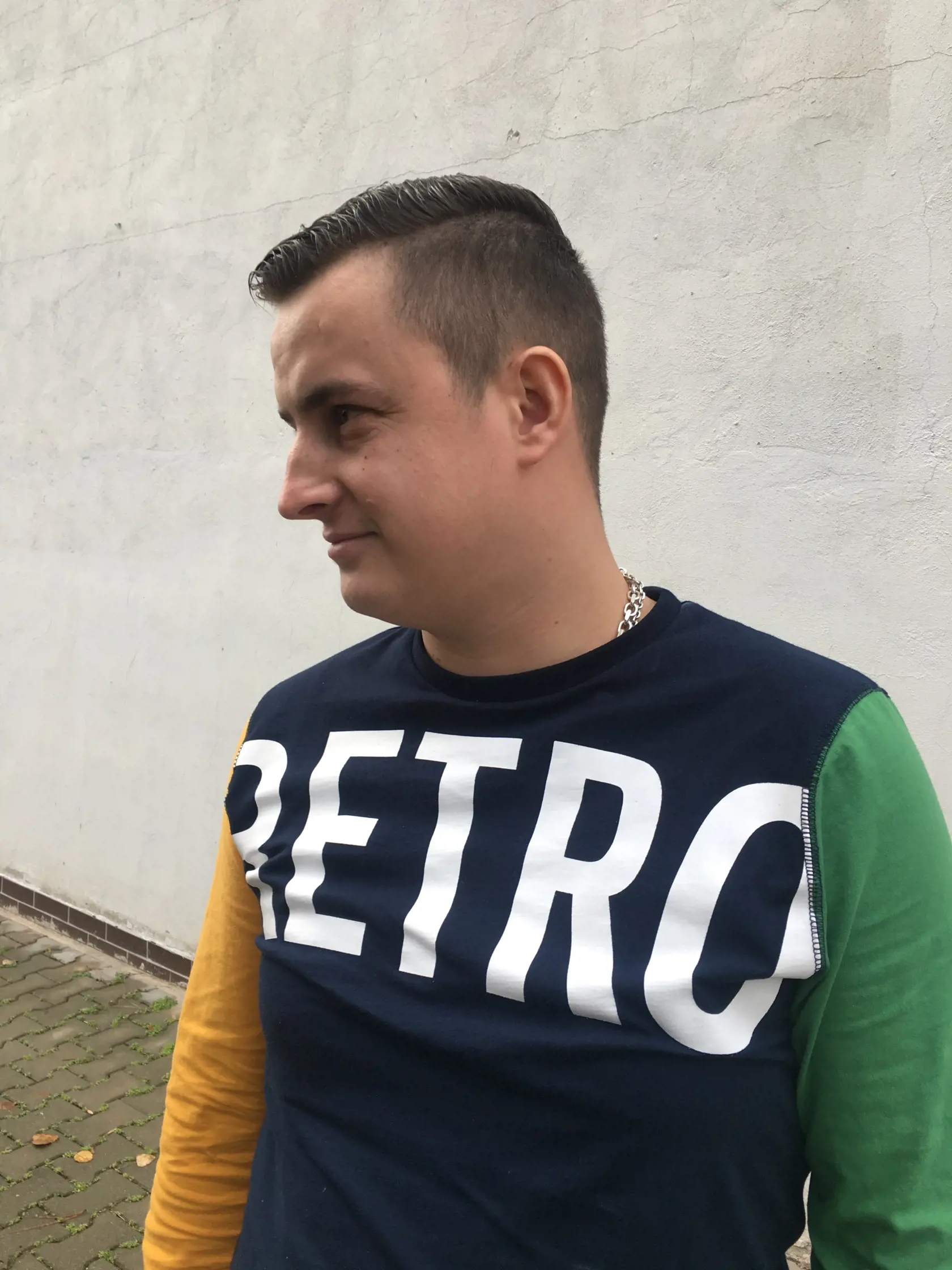 Peter (29), živnostník, Nové Zámky: Strih, aký mám na hlave sa mi páči najviac, a aj ho preferujem.
HODNOTENIE HANY: Šmrncovný mladý muž. Je moderne ostrihaný a veľmi mu to pristane. Veľmi sa mi tiež páči, že sa nebojí farebného oblečenia.