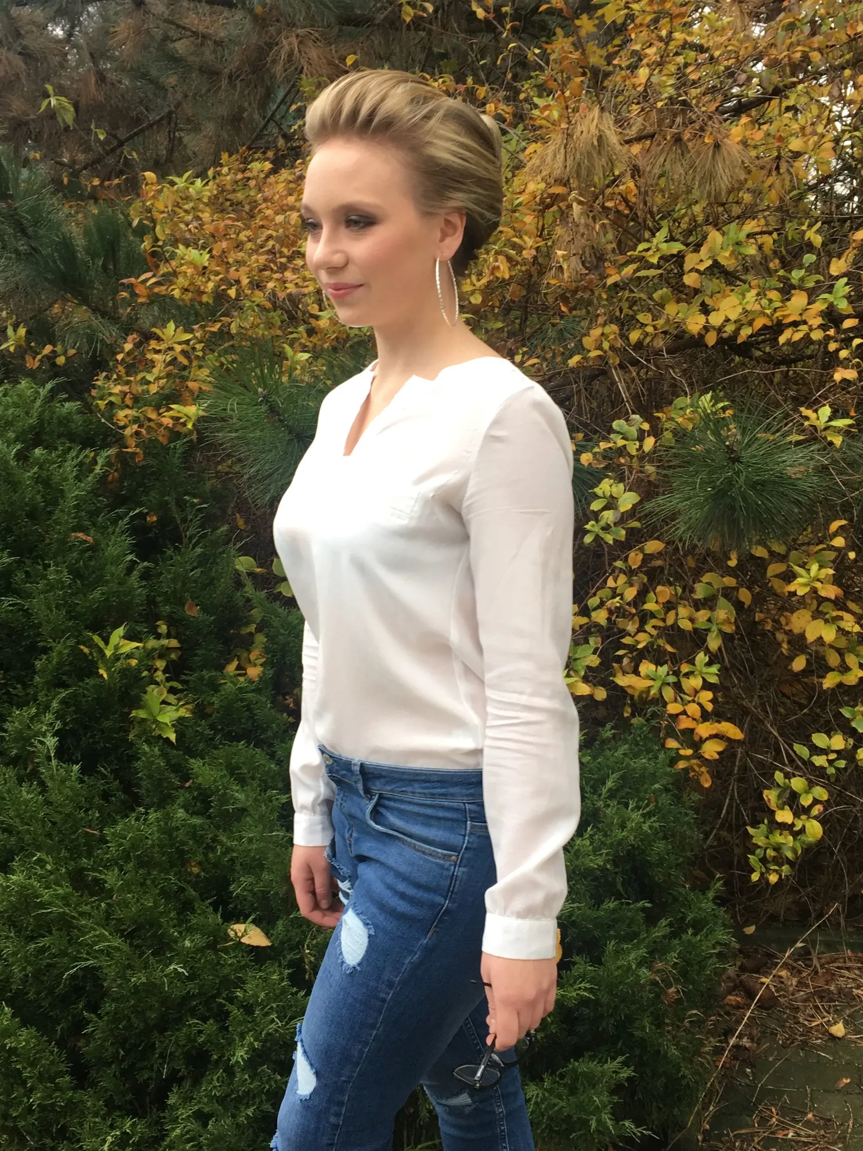 Veronika (18), študentka, Trávnica: Najradšej nosím vlasy voľnejšie, ale skôr vypnuté. Farby striedam podľa toho akú mám zrovna náladu, a ktorá sa mi v tom momente páči.
HODNOTENIE HANY: Krásna slečna, ktorá je navyše veľmi pekne nalíčená s účesom vhodným na stužkovú, ktoré sú momentálne v plnom prúde. Určite by som k tomuto účesu zvolila spoločenské šaty.