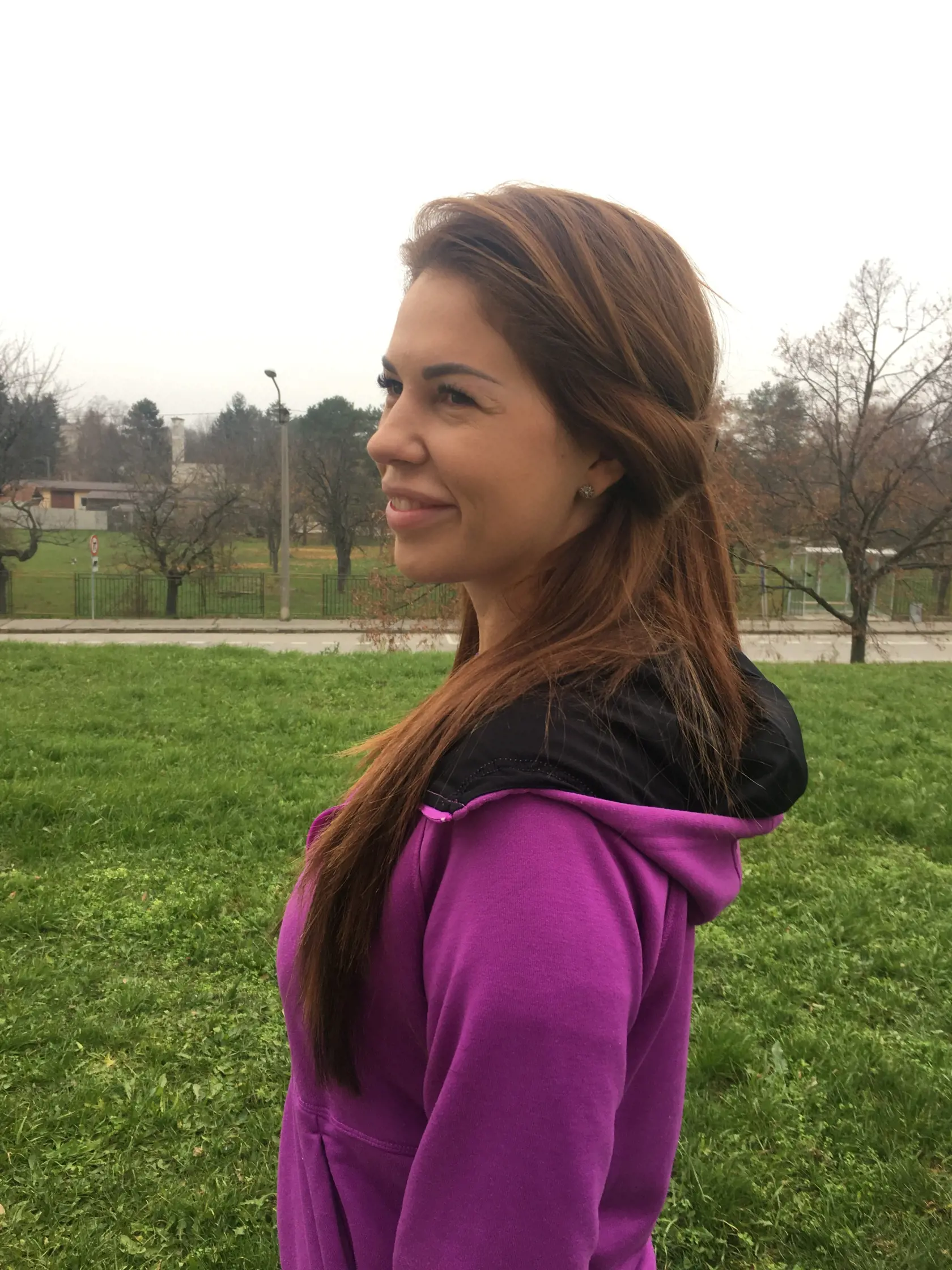 Veronika (30), fyzioterapeutka, Nitra: V lete nosí vlasy skôr vypnuté, alebo do copu, v zime viac rozpustené. Farebne ich mám stále takéto.
HODNOTENIE HANY: Milá usmiata slečna, ktorej farba vlasov je veľmi moderná a pristane jej k farebnému outfitu.
