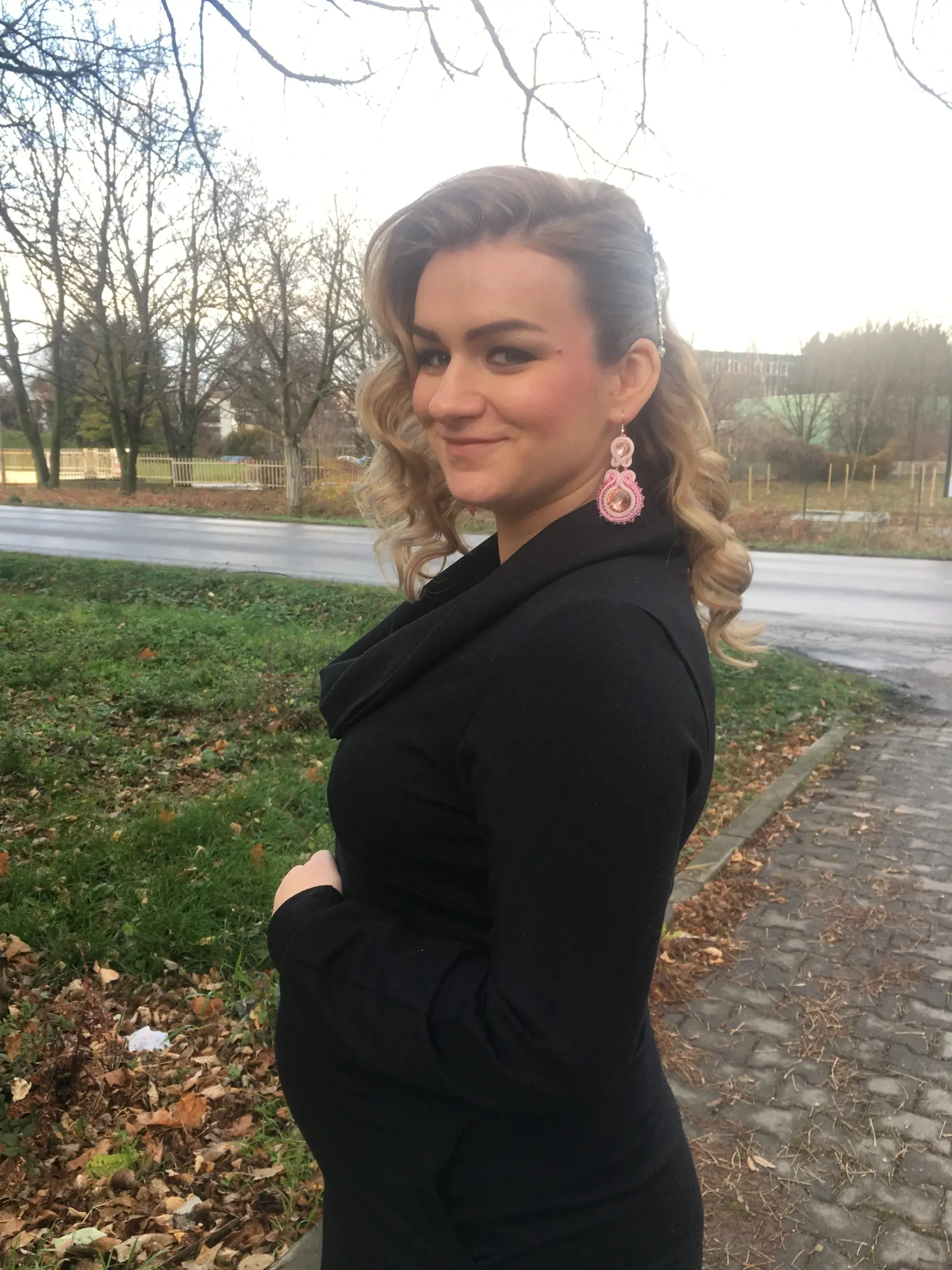 Zuzana (26), kaderníčka Nové Zámky: Nosievam buď natočené rozčesané vlny, alebo rovné vyžehlené vlasy. Záleží to aj trochu do nálady. Vlasy si farbím podľa chutí a tiež aj nálady. Podobný účes ako mám teraz som mala aj na svadbe.
HODNOTENIE HANY: Je usmievavá mladá dáma a účes, ktorý má jej veľmi pristane. Pravdepodobne je to účes na príležitosť, preto k nemu správne zvolila aj náušnice.