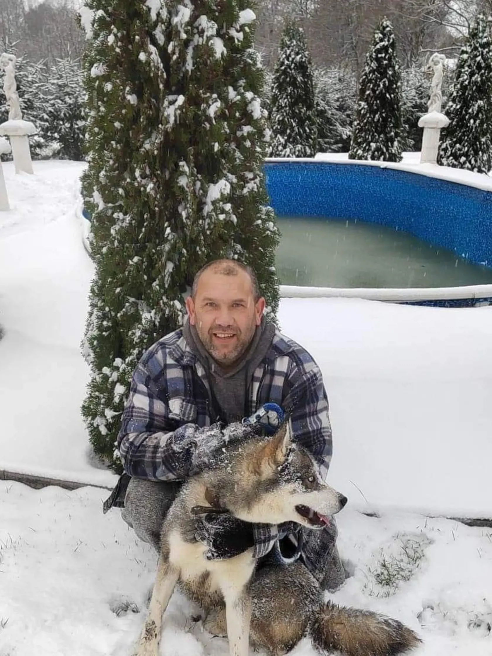 Fibor Filko a jeho pes sa vlani tešili z napadaného snehu pred Vianocami.