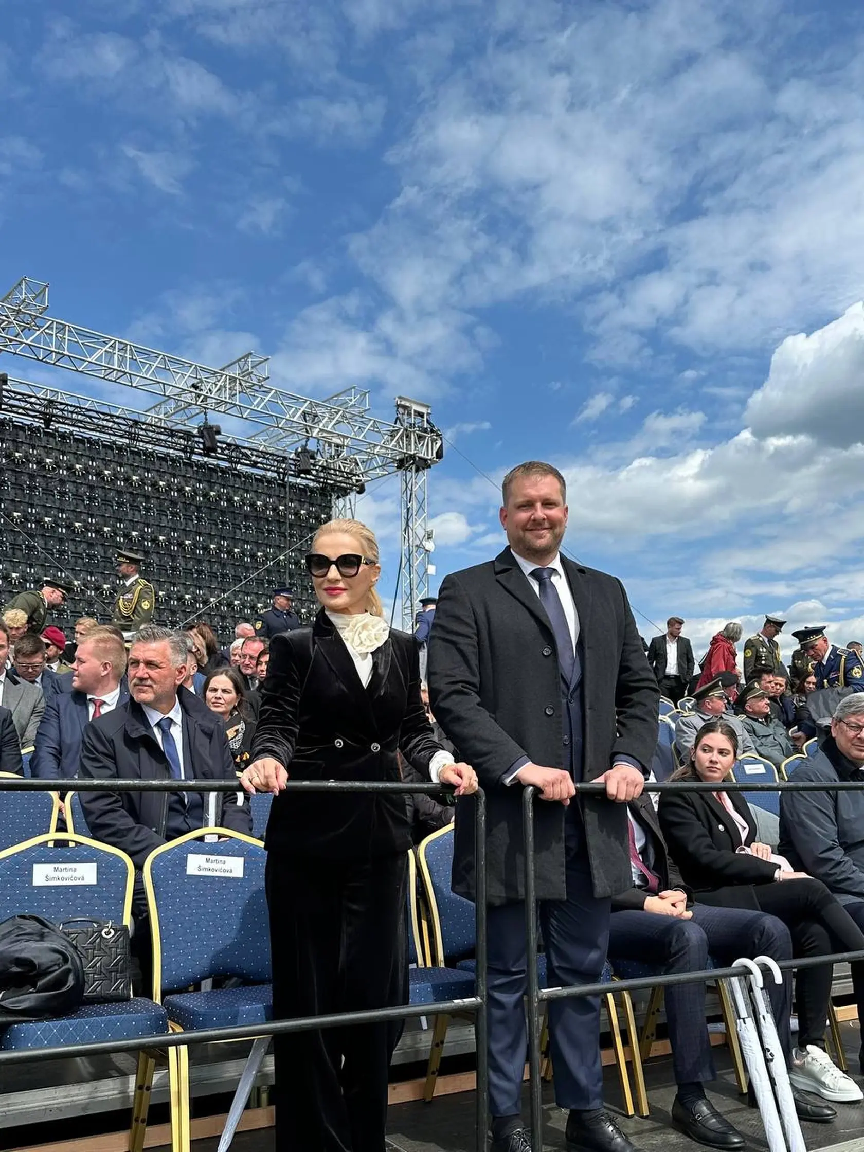 Piešťanské letisko žilo oslavami 80. výročia víťazstva nad fašizmom. Nechýbala ministerka kultúry Martina Šimkovičová, ktorá si zvolila elegantný outfit a úplne zmenila účes. Vedľa nej je minister zdravotníctva Kamil Šaško. 