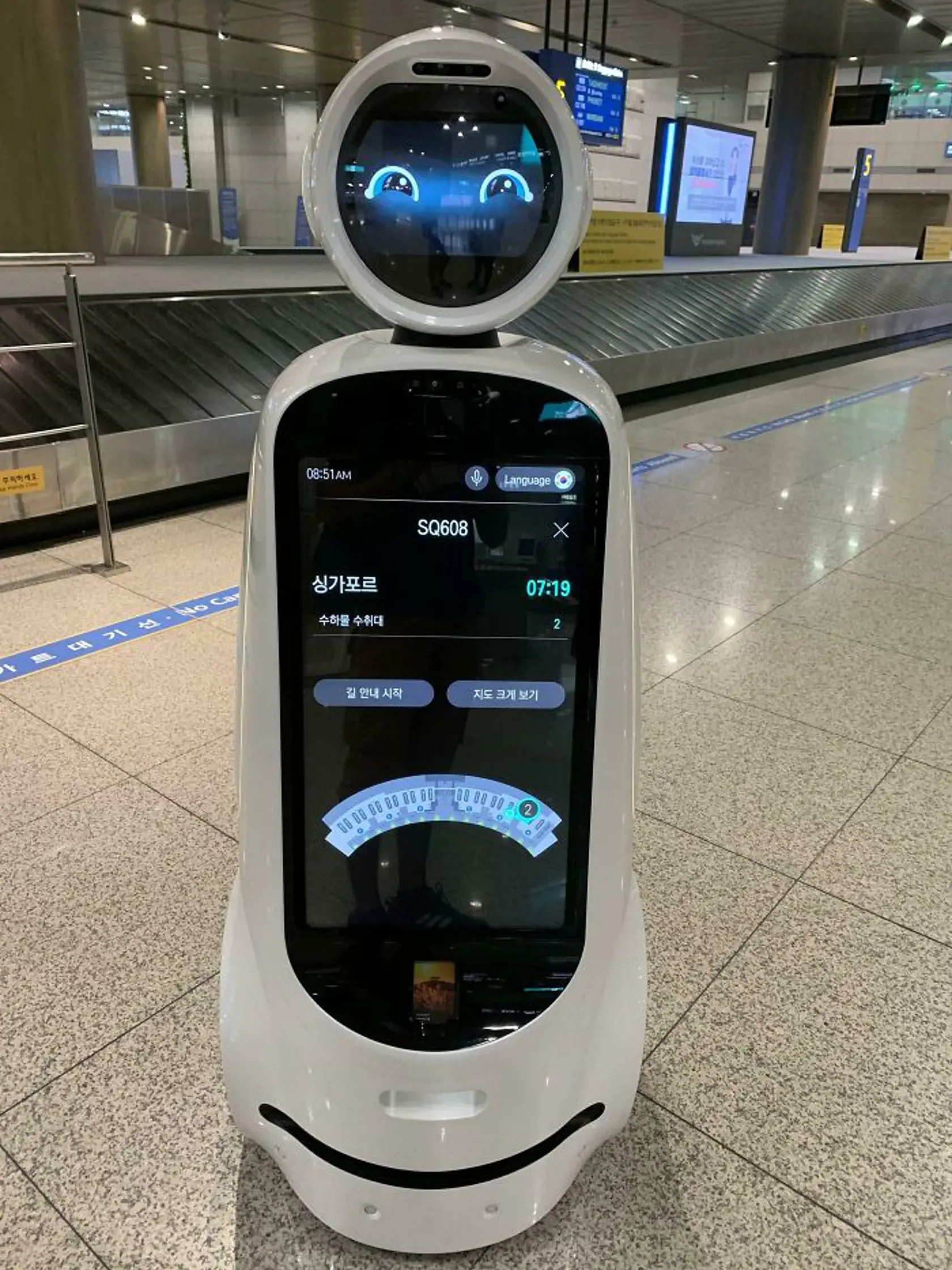 Na letisku vám ochotne pomôže aj takýto robotický personál.