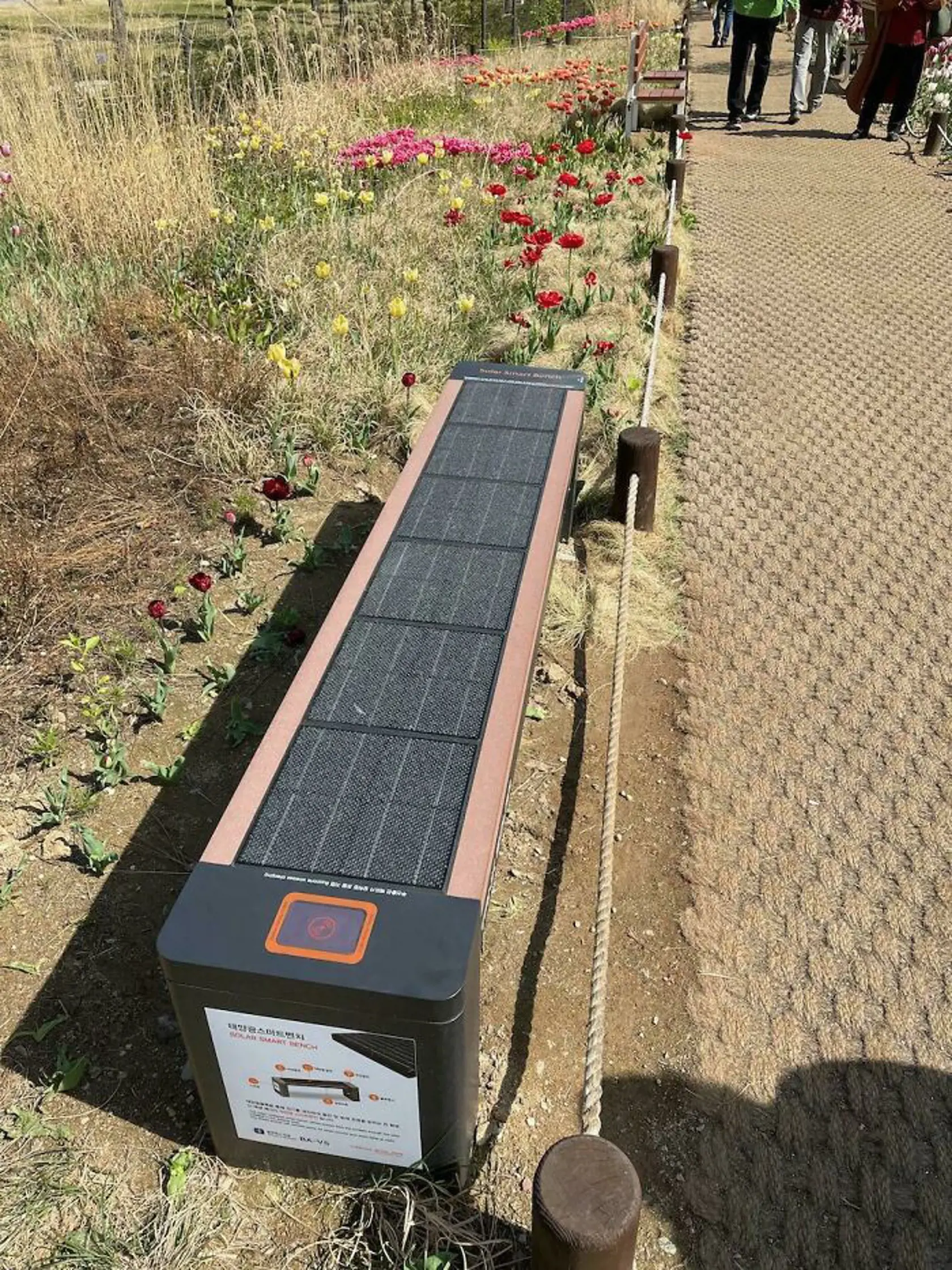 Lavičky na solárny pohon s nabíjaním cez USB, keby sa vám náhodou vybil vonku telefón.